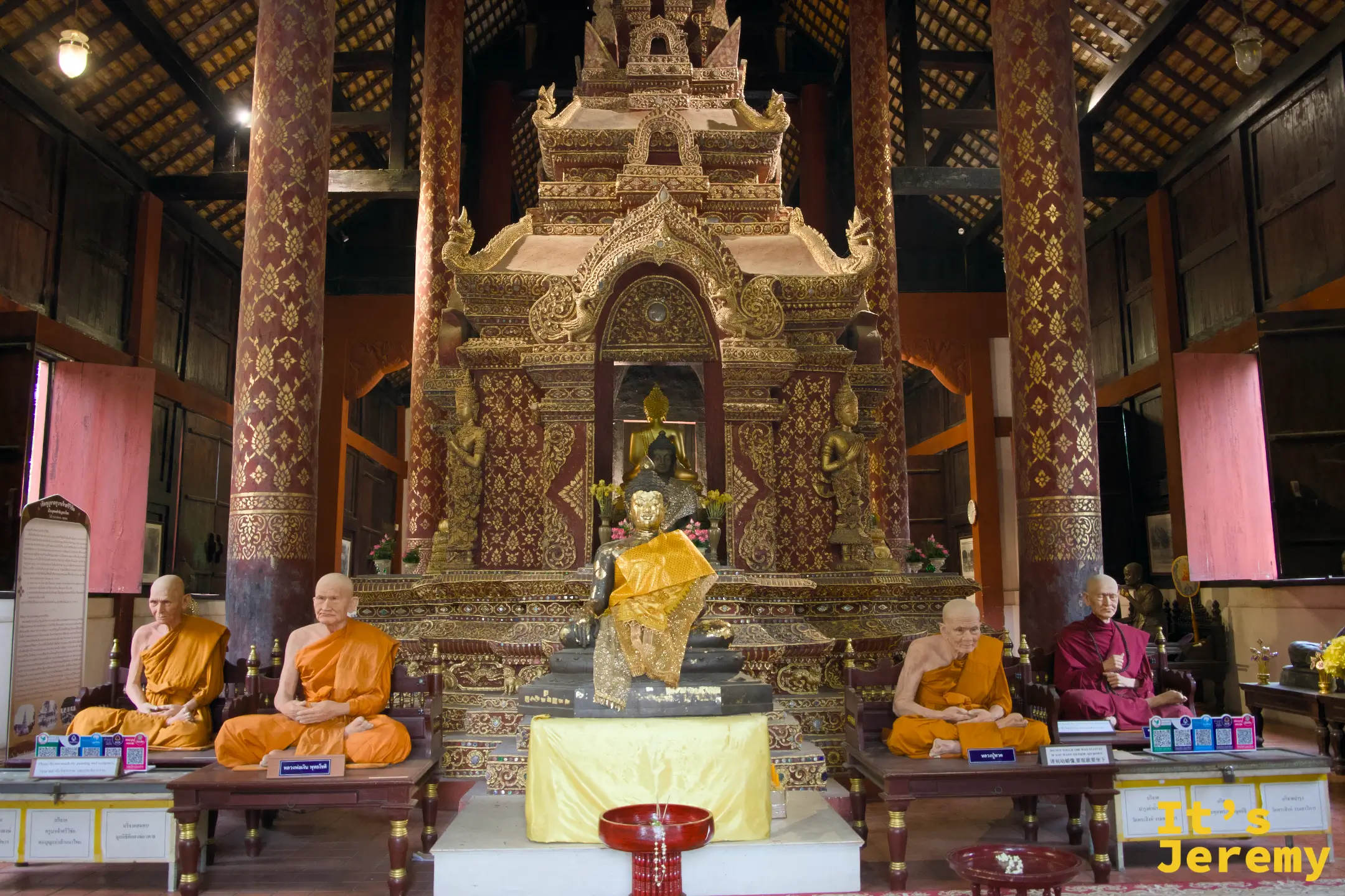Wihan Lai Kham 帕辛佛殿全景，僧侶跏趺坐誦，帕辛佛端坐中央，四周壁畫繽紛