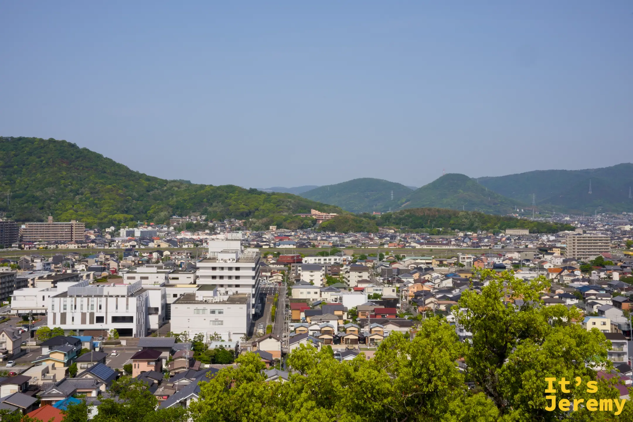 往另一方向俯瞰，丘陵與住宅區延伸至遠方