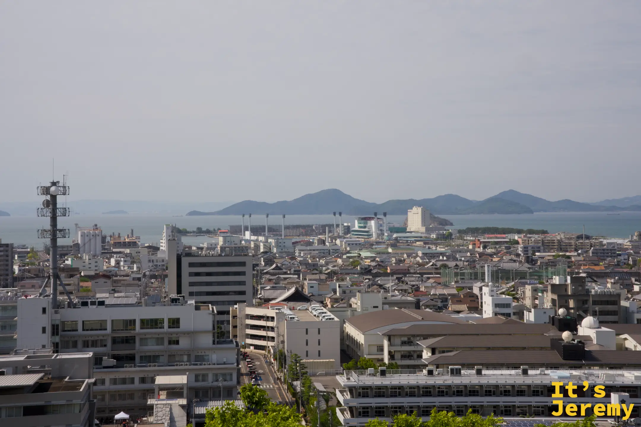 從城上俯瞰港口方向，瀨戶內海島嶼點綴其中