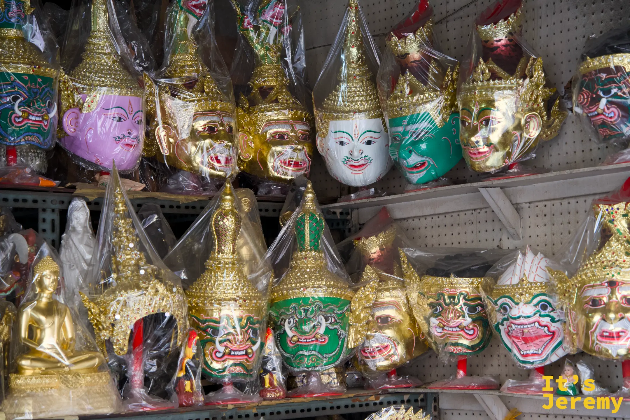 Khon 泰國國粹舞劇面具店，整面牆掛滿綠紅藍金的羅刹神將彩繪面具
