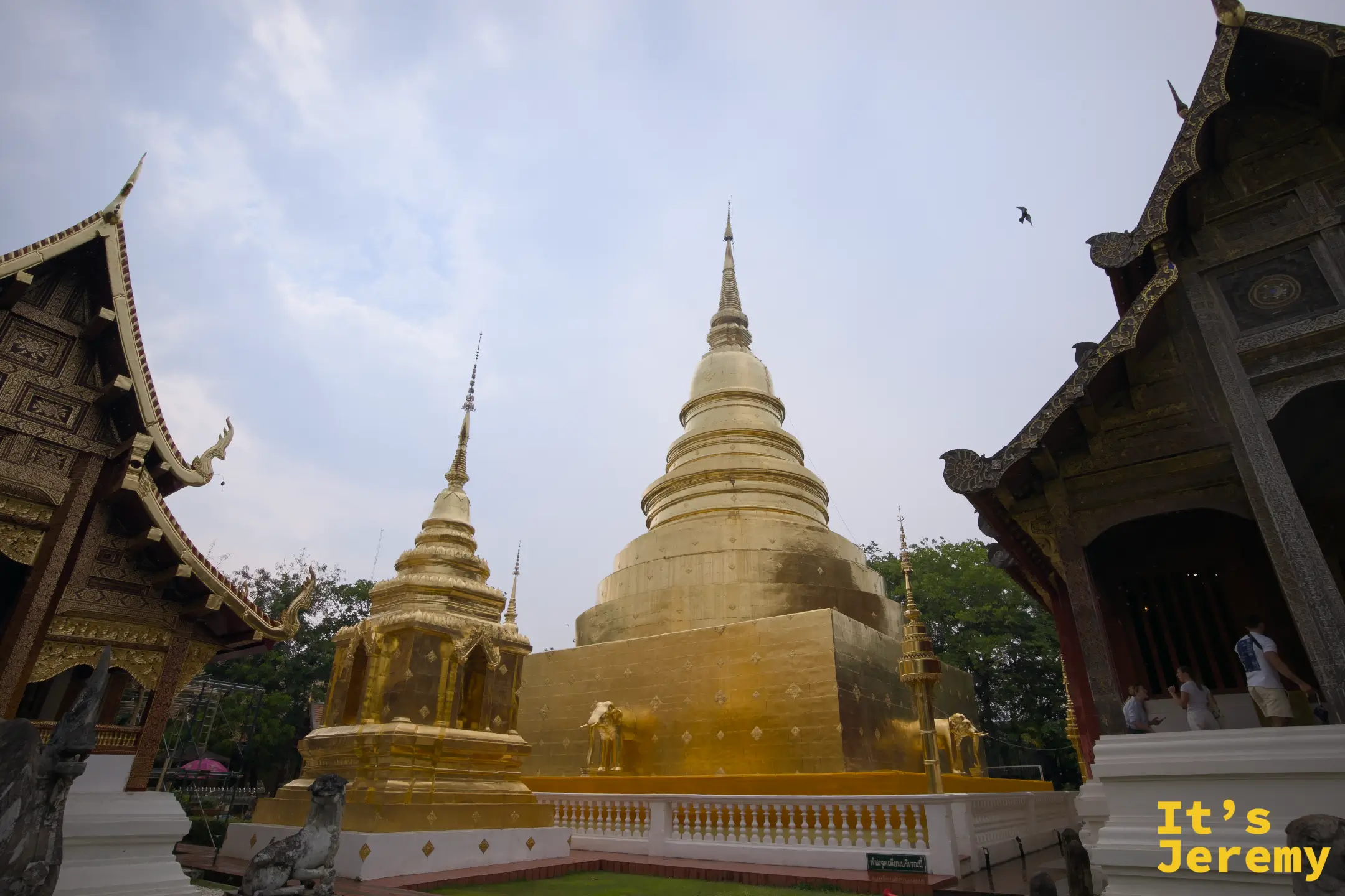大金塔全景，藍天作背景，左側副塔並立