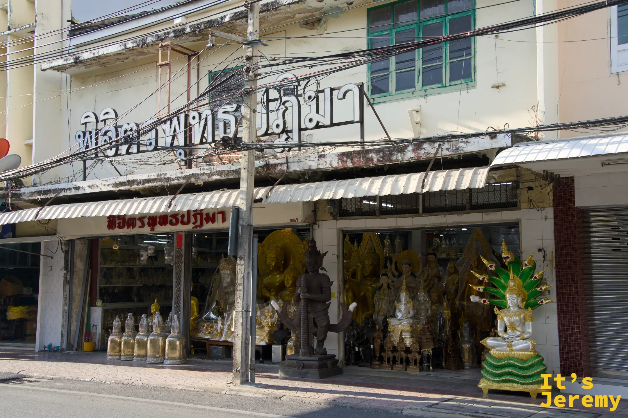 「พระพุทธบริษัท」佛具老店面，店內擺滿了金佛與青銅戰神