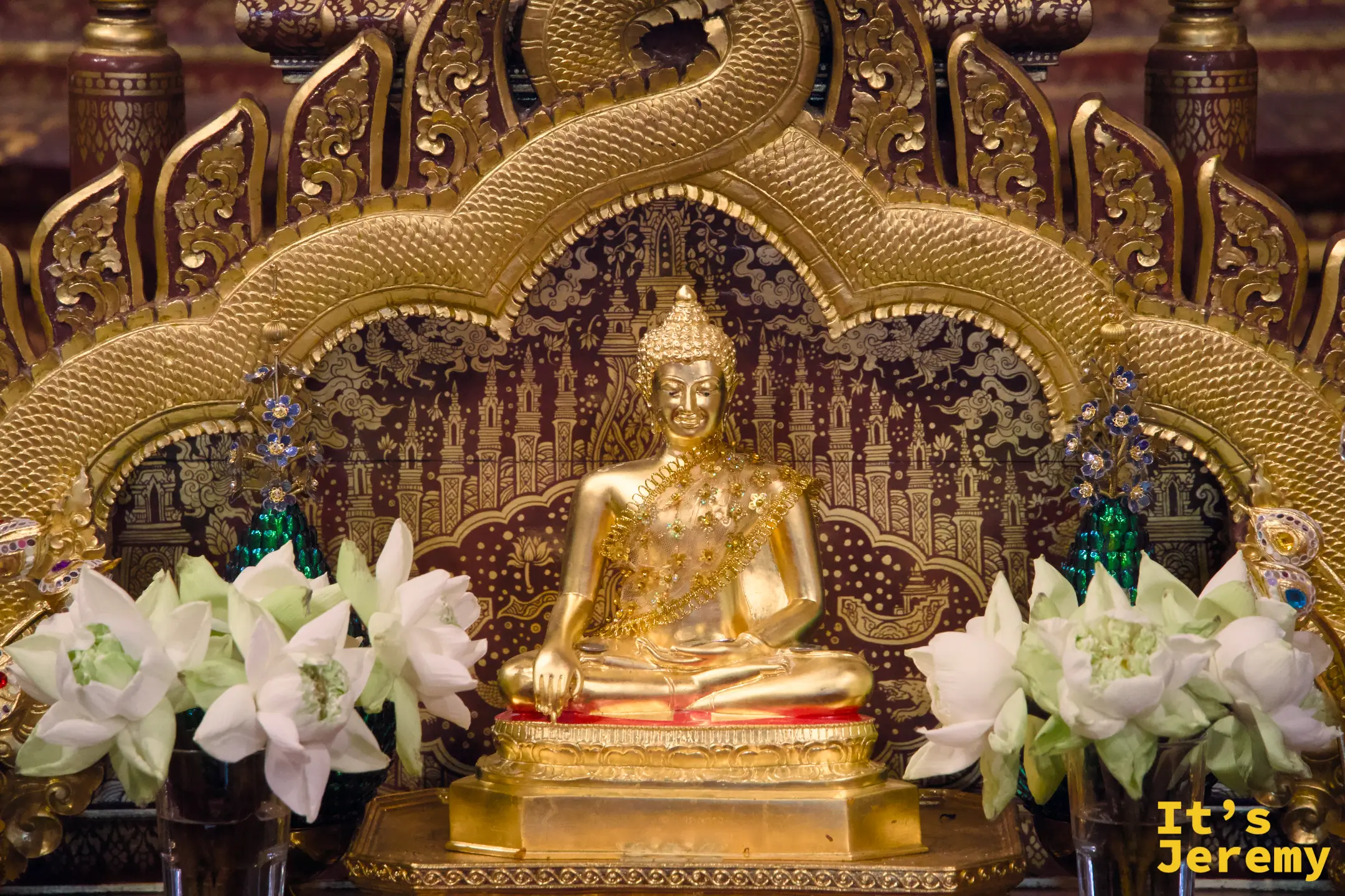 小型金色佛龕，白色蓮花供奉其前