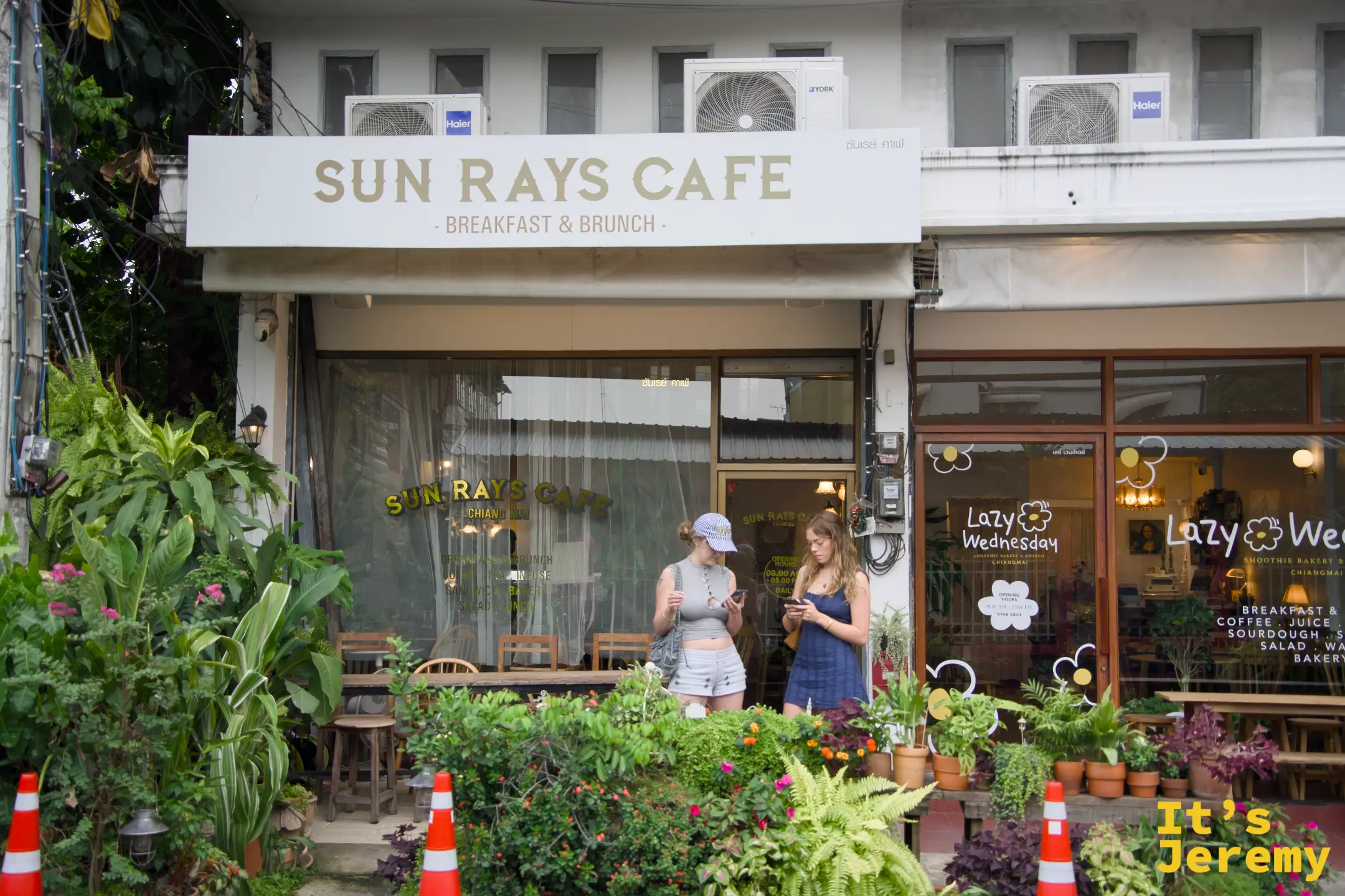 Sun Rays Café 白色門面外觀，旁邊是隔壁的 Lazy Wednesday