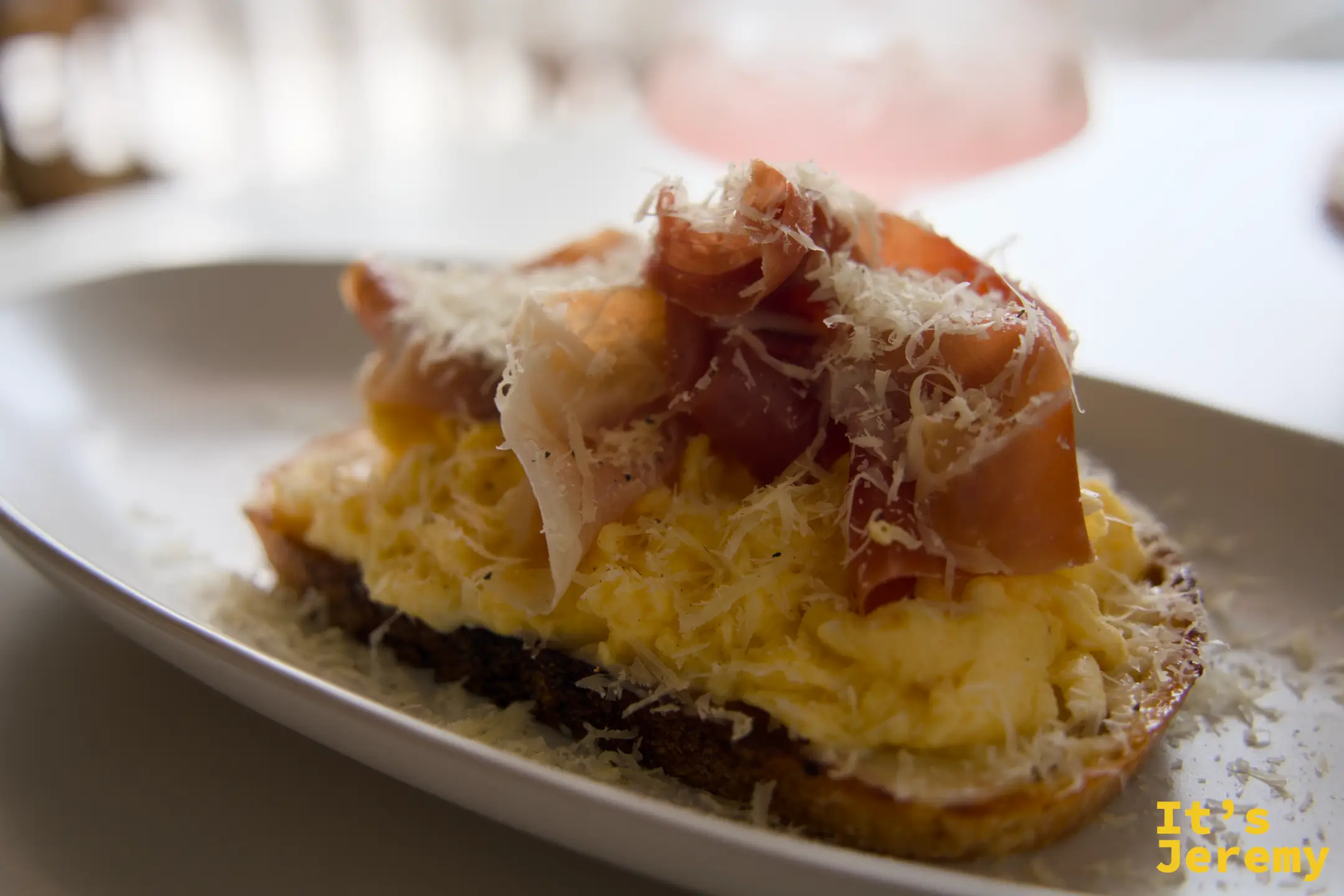 Charlotte：黑麥吐司上的奶油炒蛋、Prosciutto 生火腿與刨碎帕瑪森起司特寫