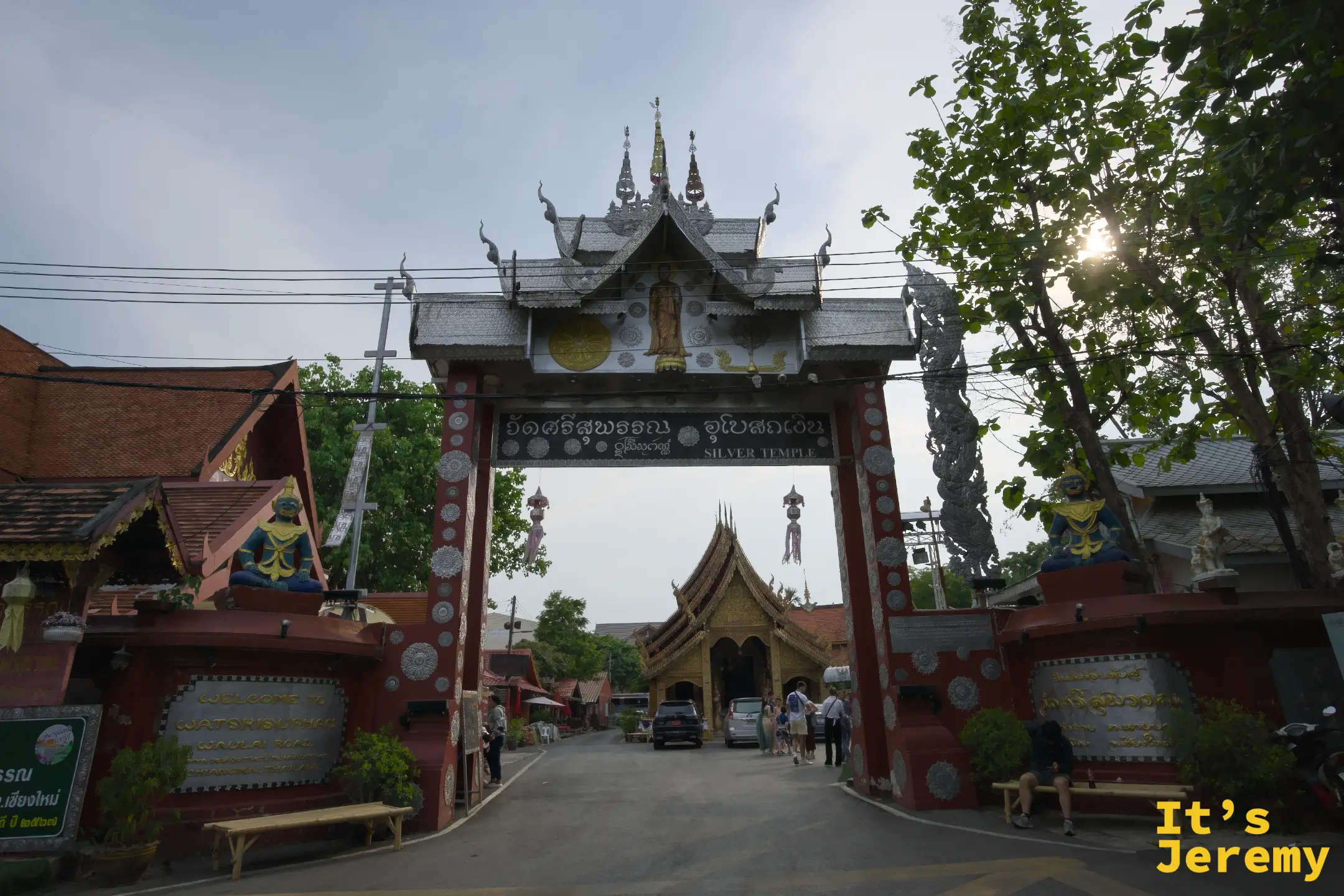 銀殿主大門正面，門樓上標著「Silver Temple」，左右各有守護神像鎮守