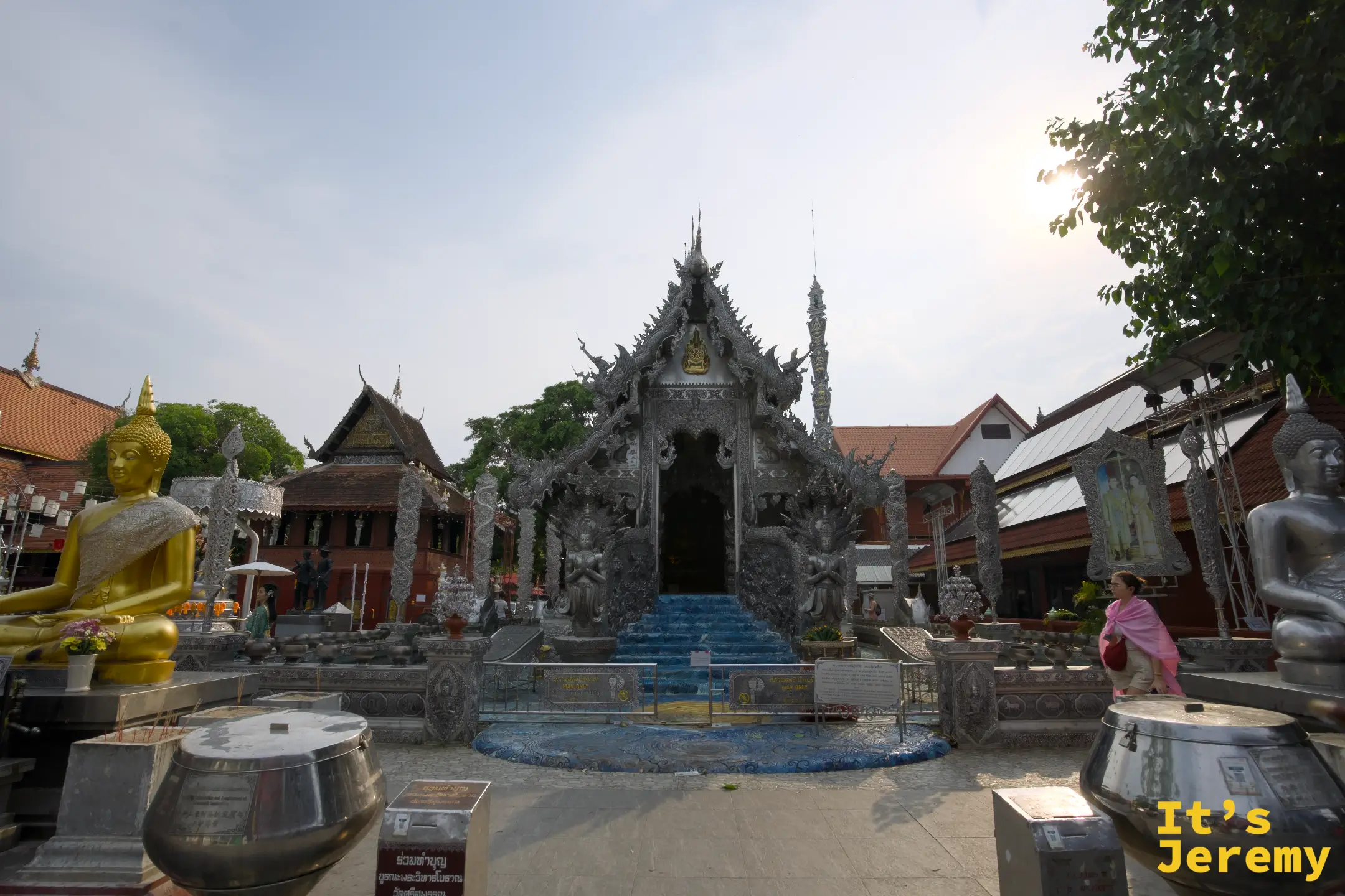 🇹🇭 清邁景點｜銀殿 Wat Sri Suphan：全球首座純銀覆頂大雄寶殿，วัวลาย 銀器街上的工藝奇蹟