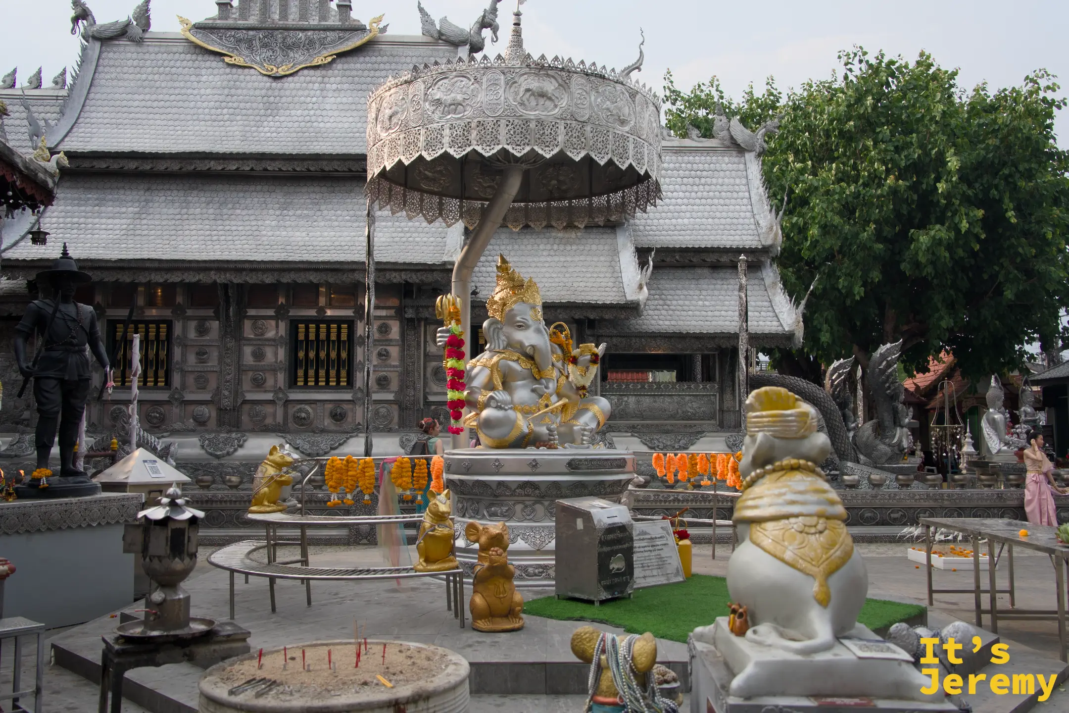 廣場全景，甘尼薩的華蓋式神壇居中，四周供品環繞，銀殿屋頂在背景中伸展