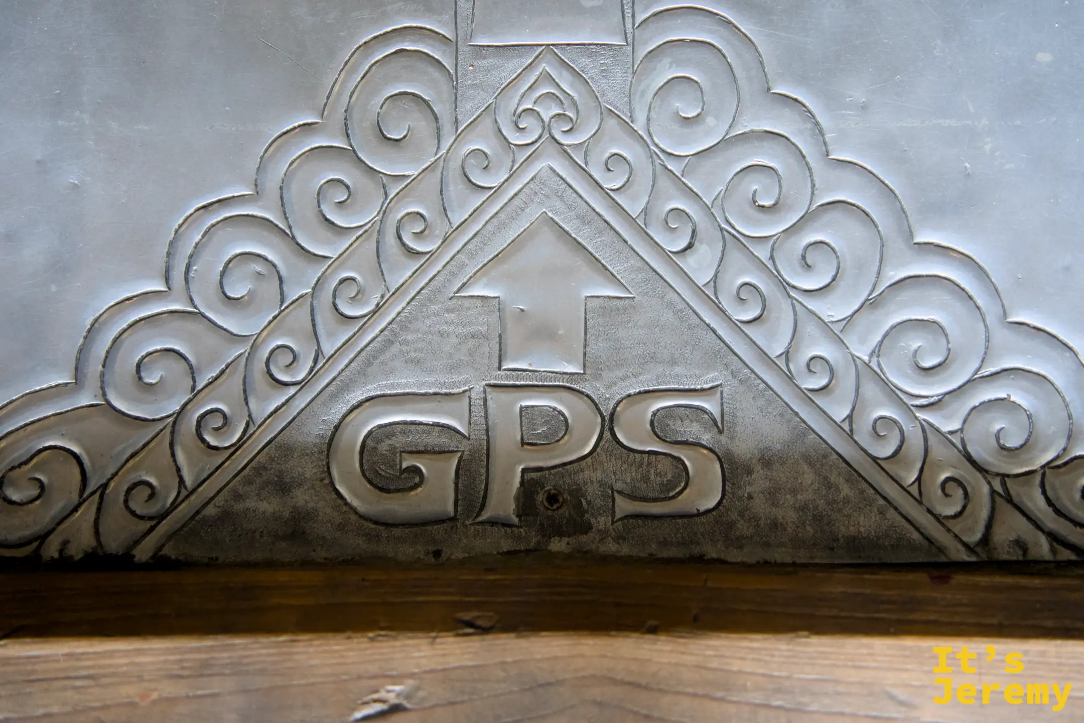 地板某處浮雕有「GPS」字樣，是現代工匠獨特的落款方式，嚴肅中的幽默