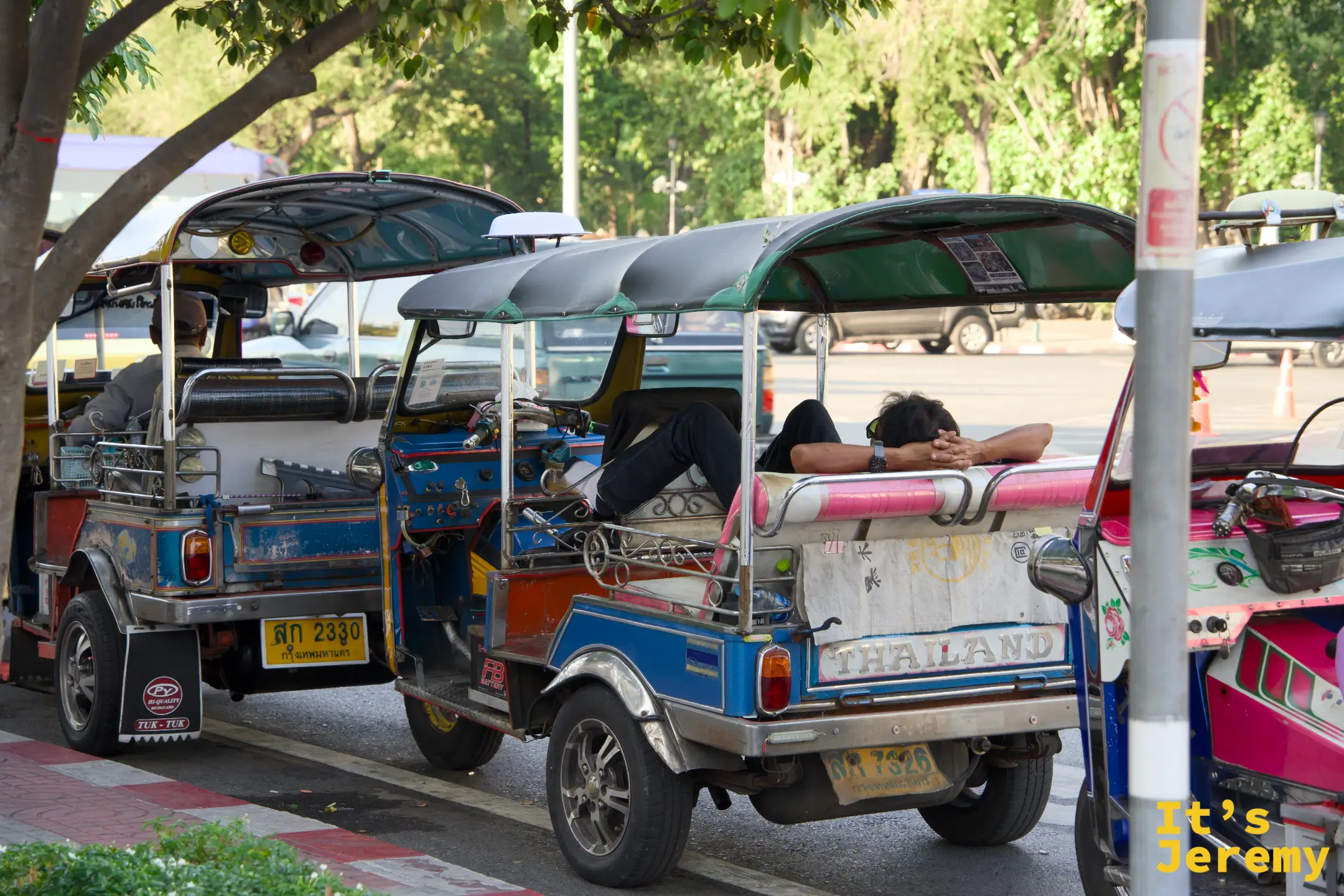 傍晚 Sanam Luang 邊的 tuk-tuk 停靠站、司機躺在後座午睡