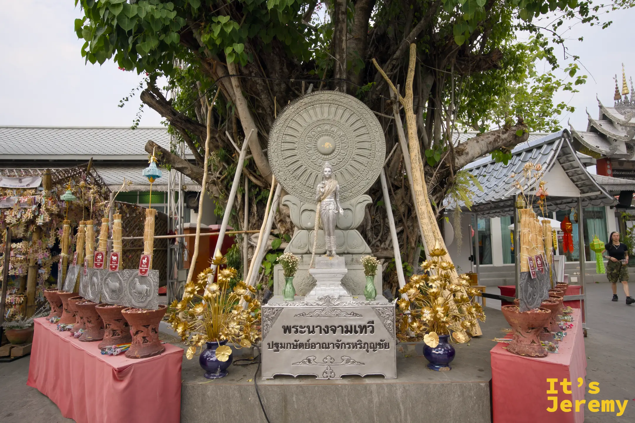 那霍梅扎（พระนางจามเทวี）女王的銀色雕像，前方放有法輪和供品，她是泰北蘭納文化的重要守護女王
