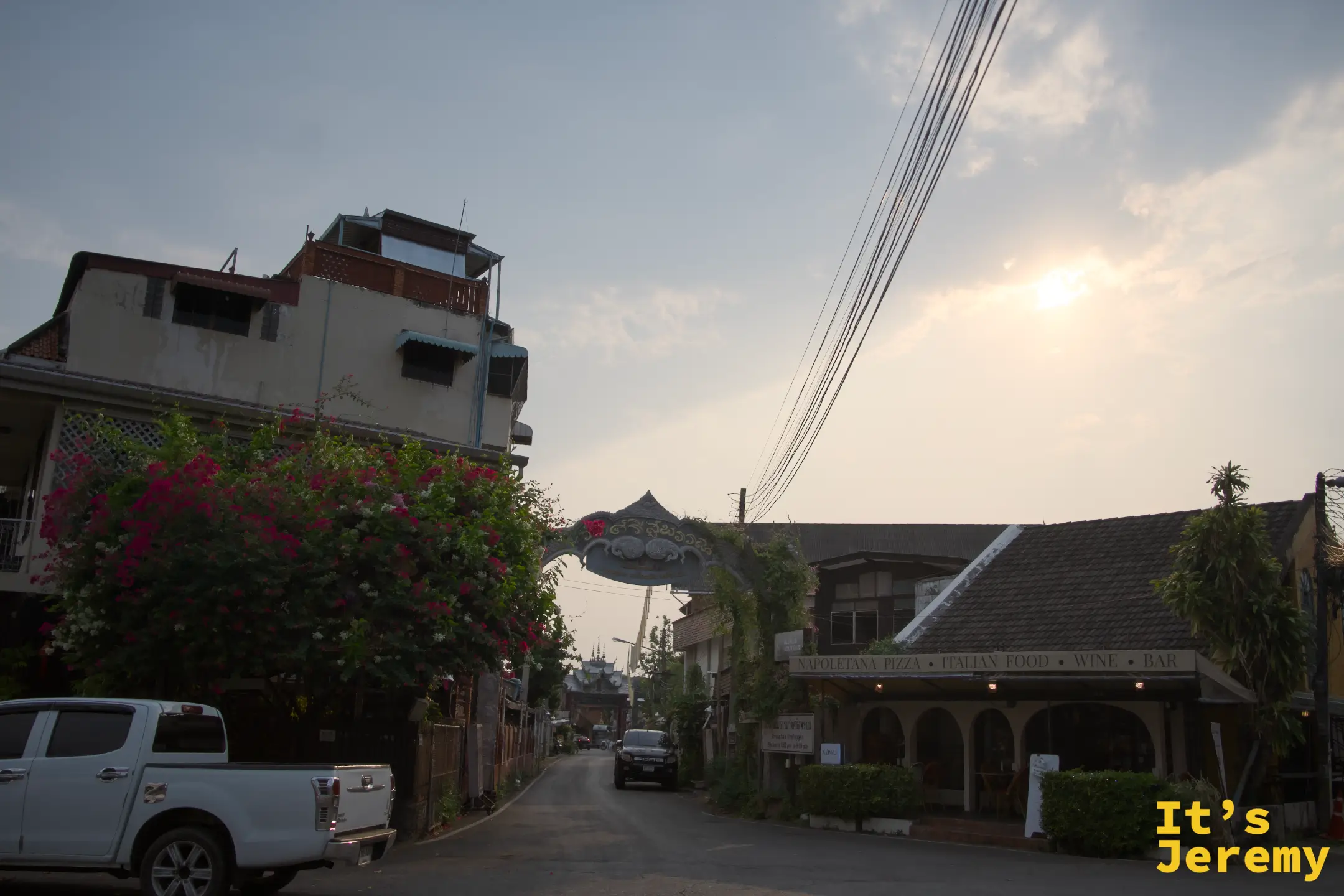 街道全景，右側有餐廳，遠方可見銀殿牌坊，周邊氣氛輕鬆