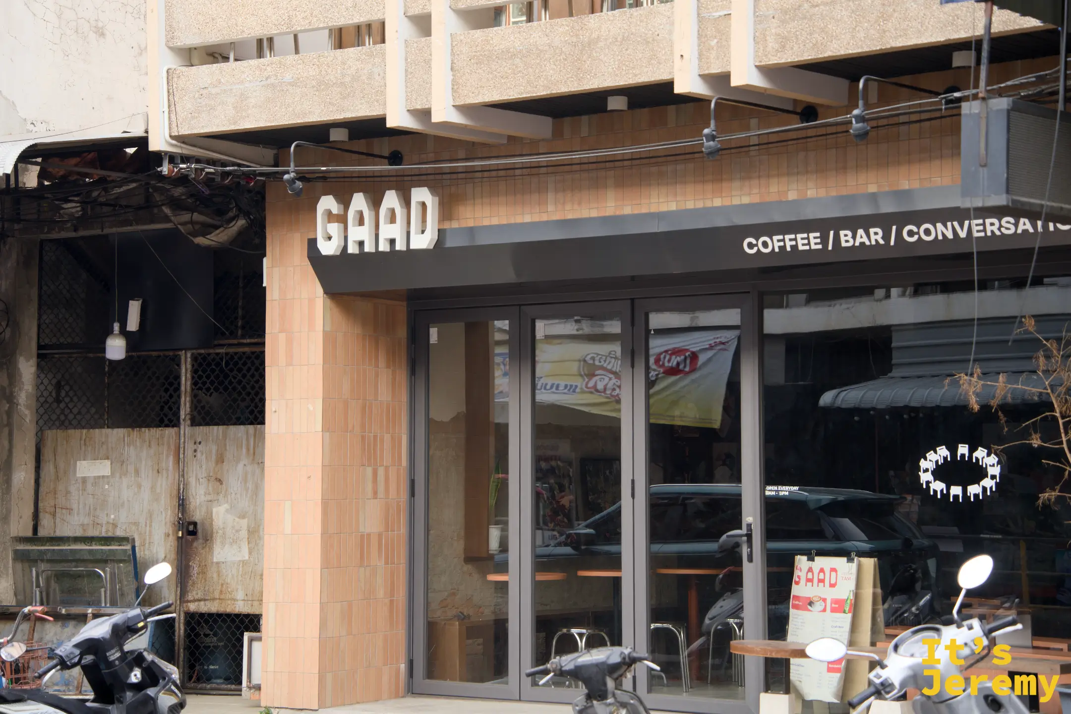 GAAD Coffee / Bar / Conversation 外觀近景，米白外牆與粗黑字體