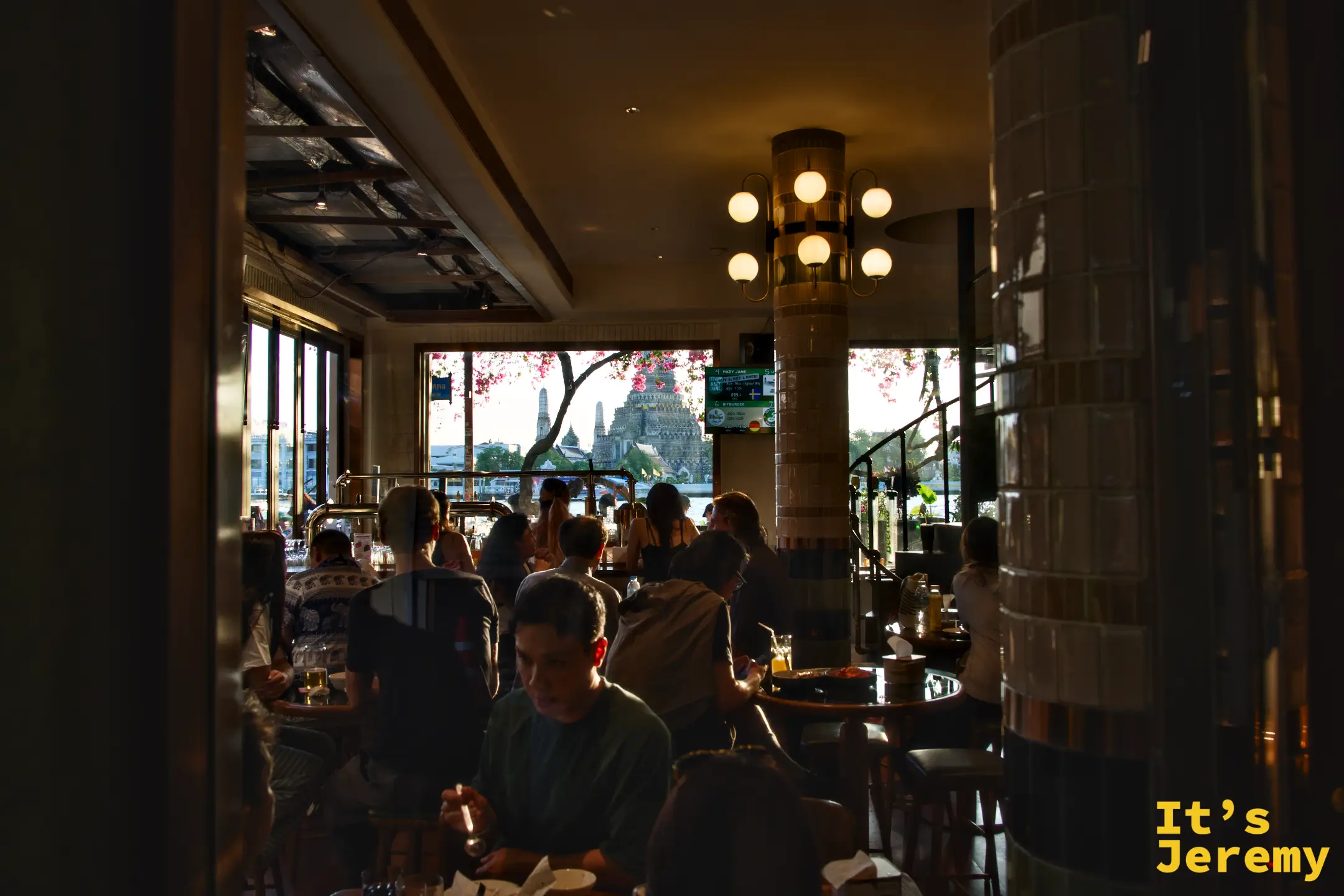 TYME Restaurant 室內氛圍：暖色吊燈、河岸窗景與鄭王廟剪影