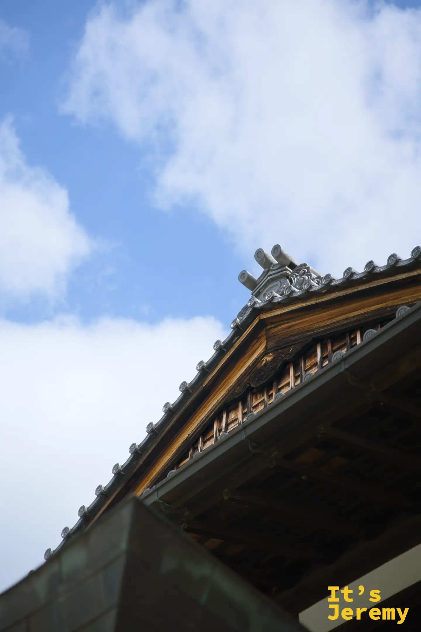 傳統木造建築的屋簷細節，斗拱與瓦片工藝精細