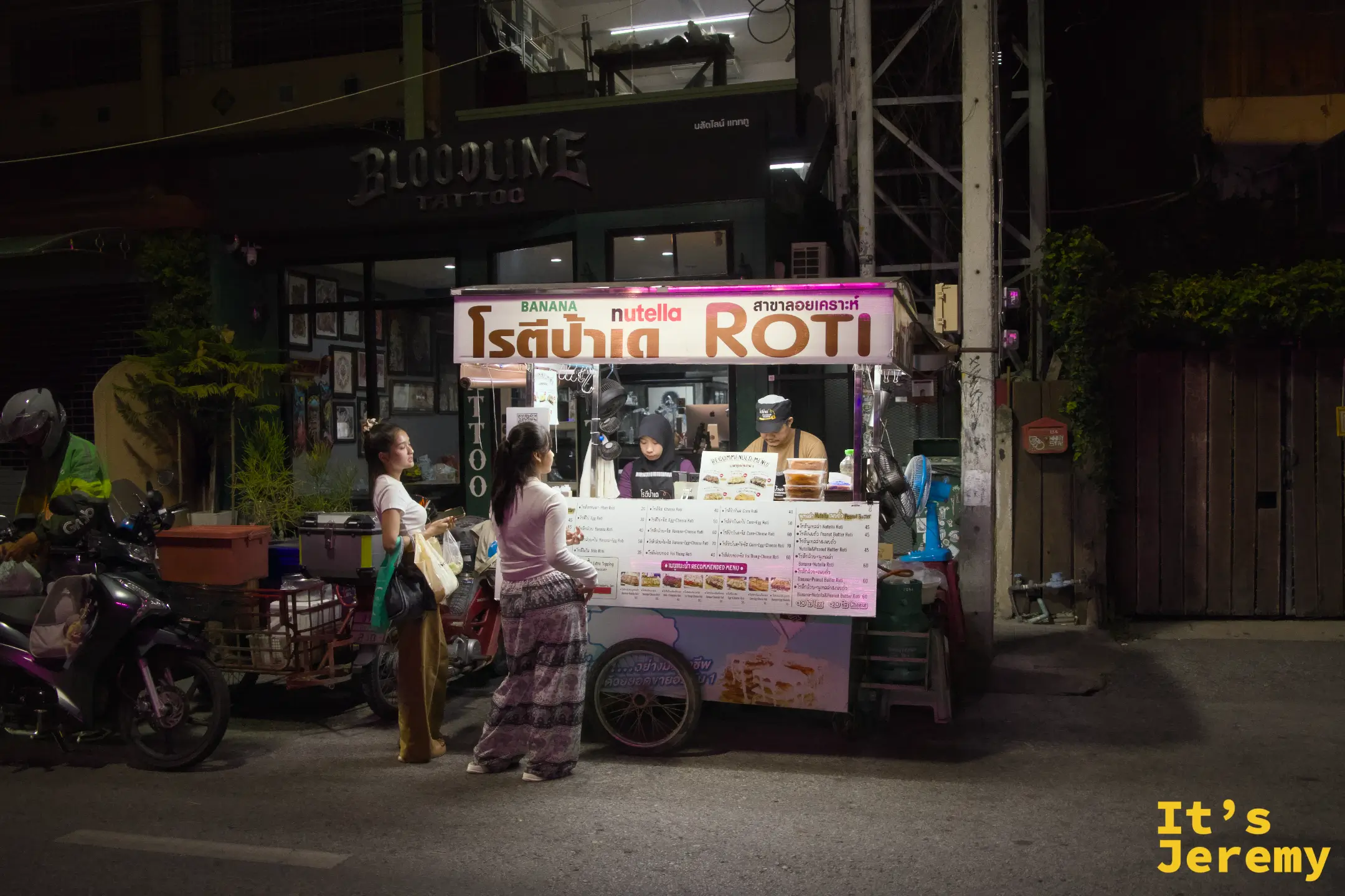 入夜後停在洛克勒路上的 Banana Rotee 攤車，粉紅色招牌在夜色中亮著