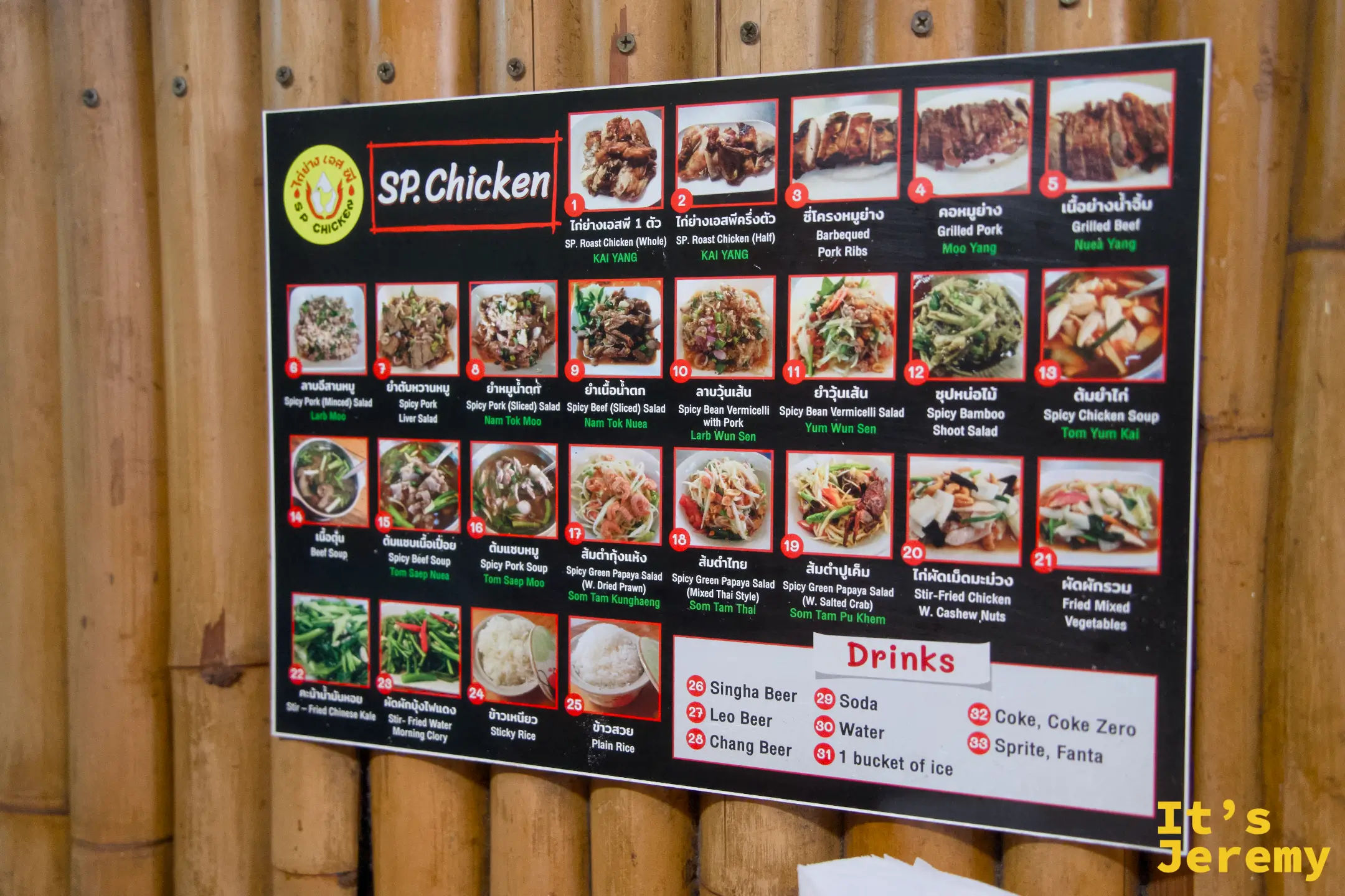 貼在牆上的 SP Chicken 圖文菜單看板，英泰文對照，各菜色附照片