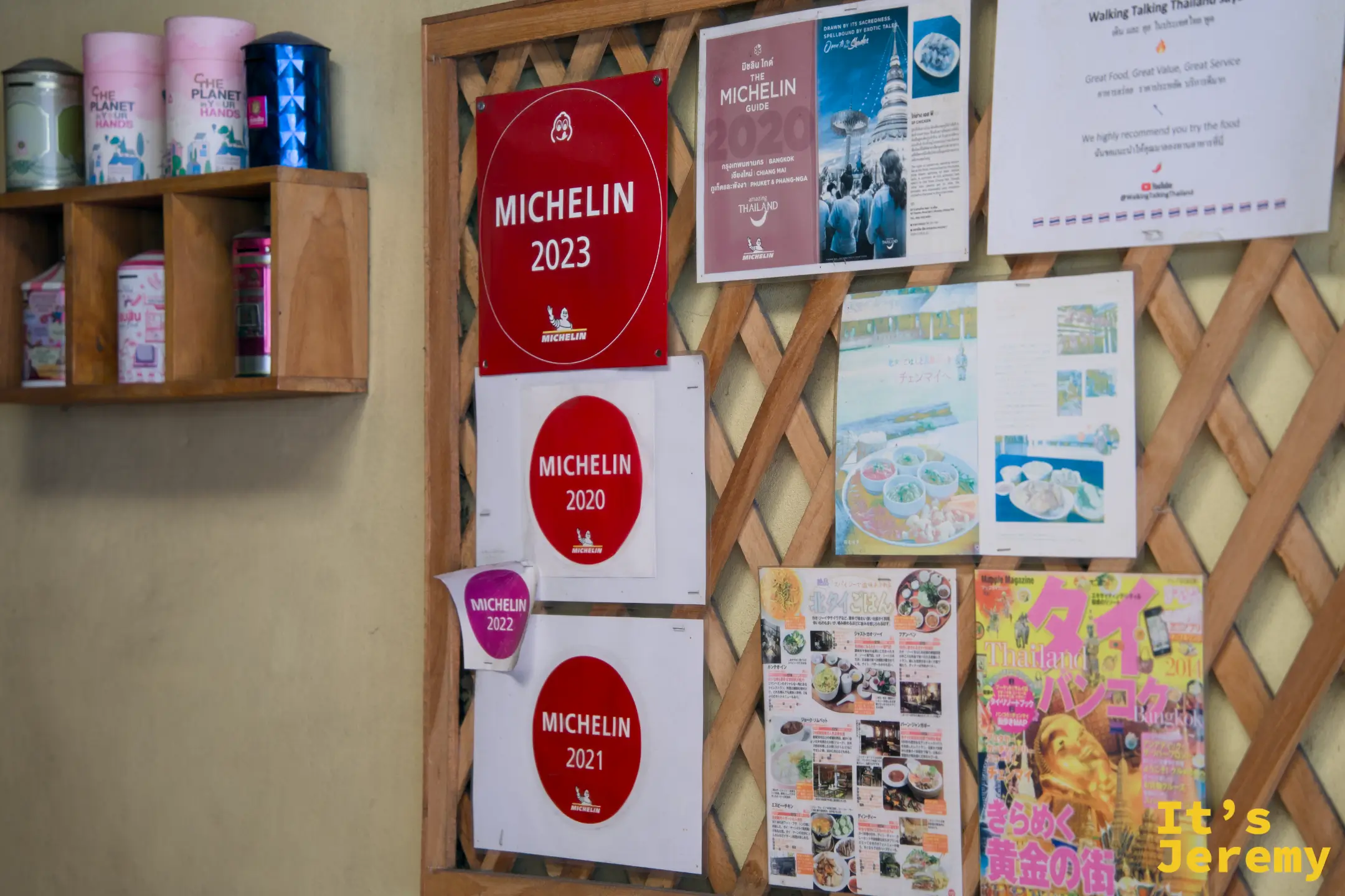 牆上並排的 Michelin 2020、2021、2022、2023 認證，旁邊是媒體剪報與日文美食雜誌
