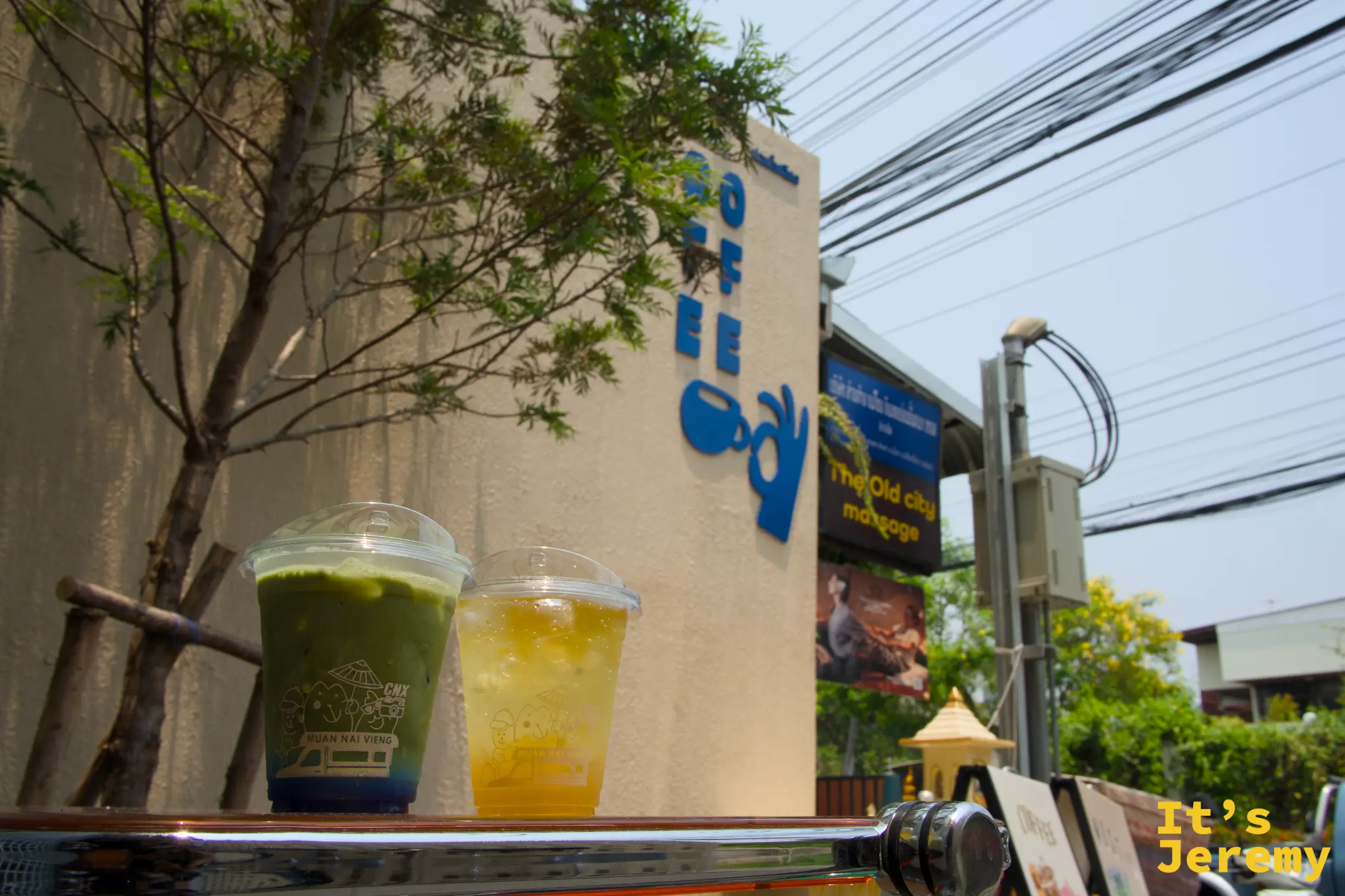 🇹🇭 清邁美食｜Muan Nai Vieng Cafe：古城 Rachamankha 的旅店咖啡，玻璃磚牆透著淡藍光