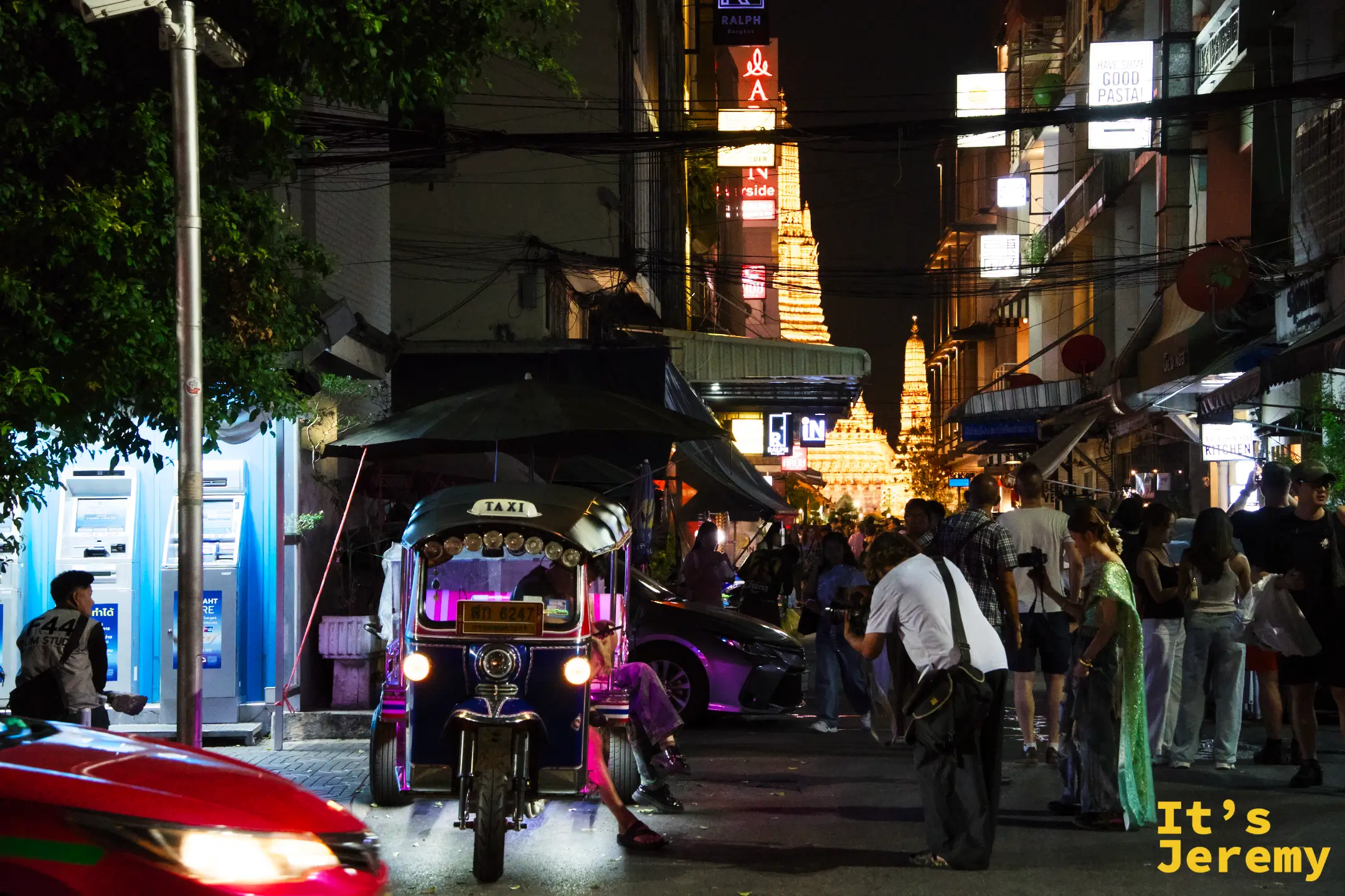 Tha Tien 街口的紫色 tuk-tuk 與藍色 TAXI tuk-tuk，遠處鄭王廟塔尖還在泛光燈下發亮