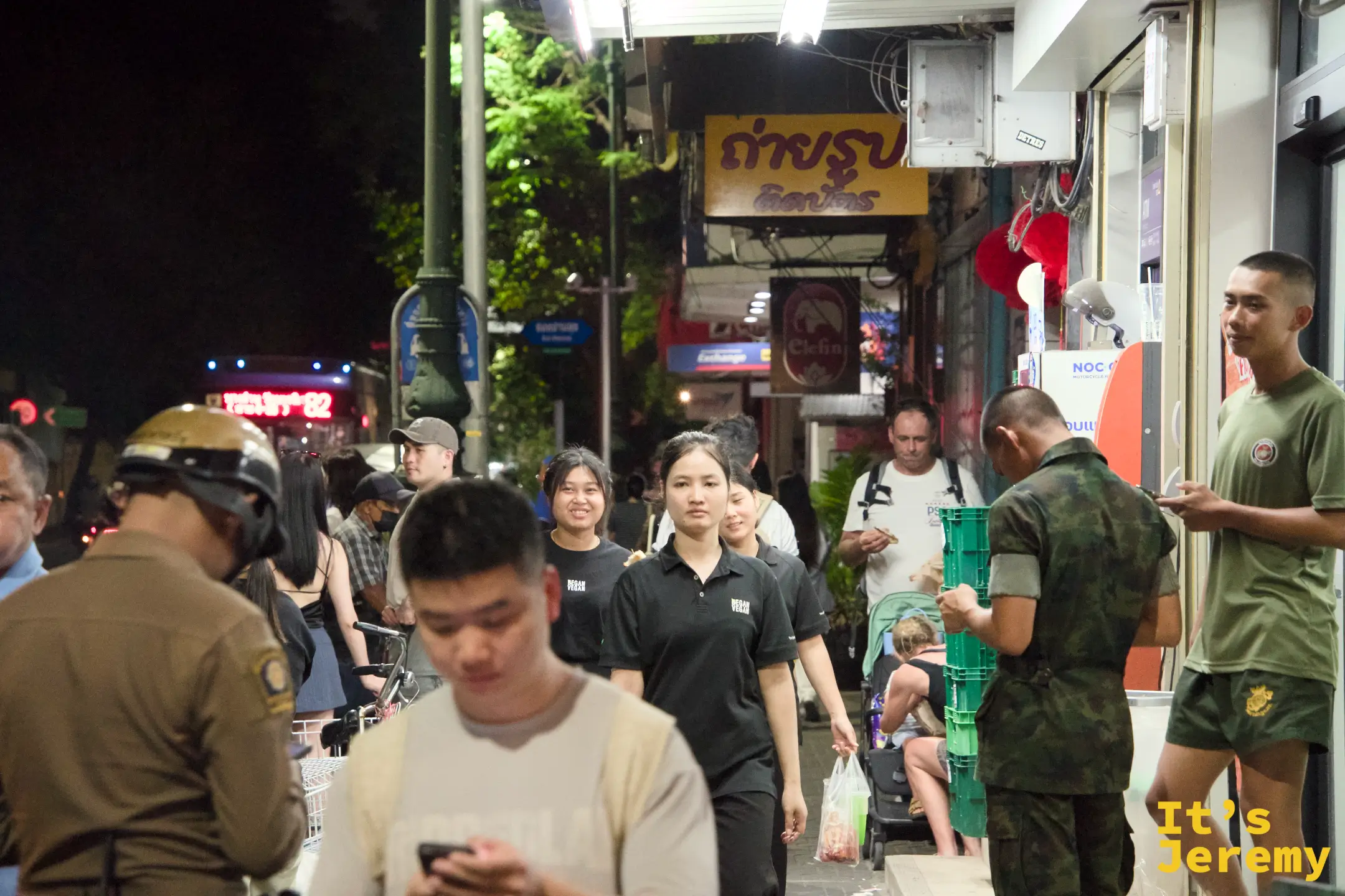 Tha Tien 街口夜晚的人流，泰國憲兵與當地年輕人、歐美家庭擠在同一條人行道上