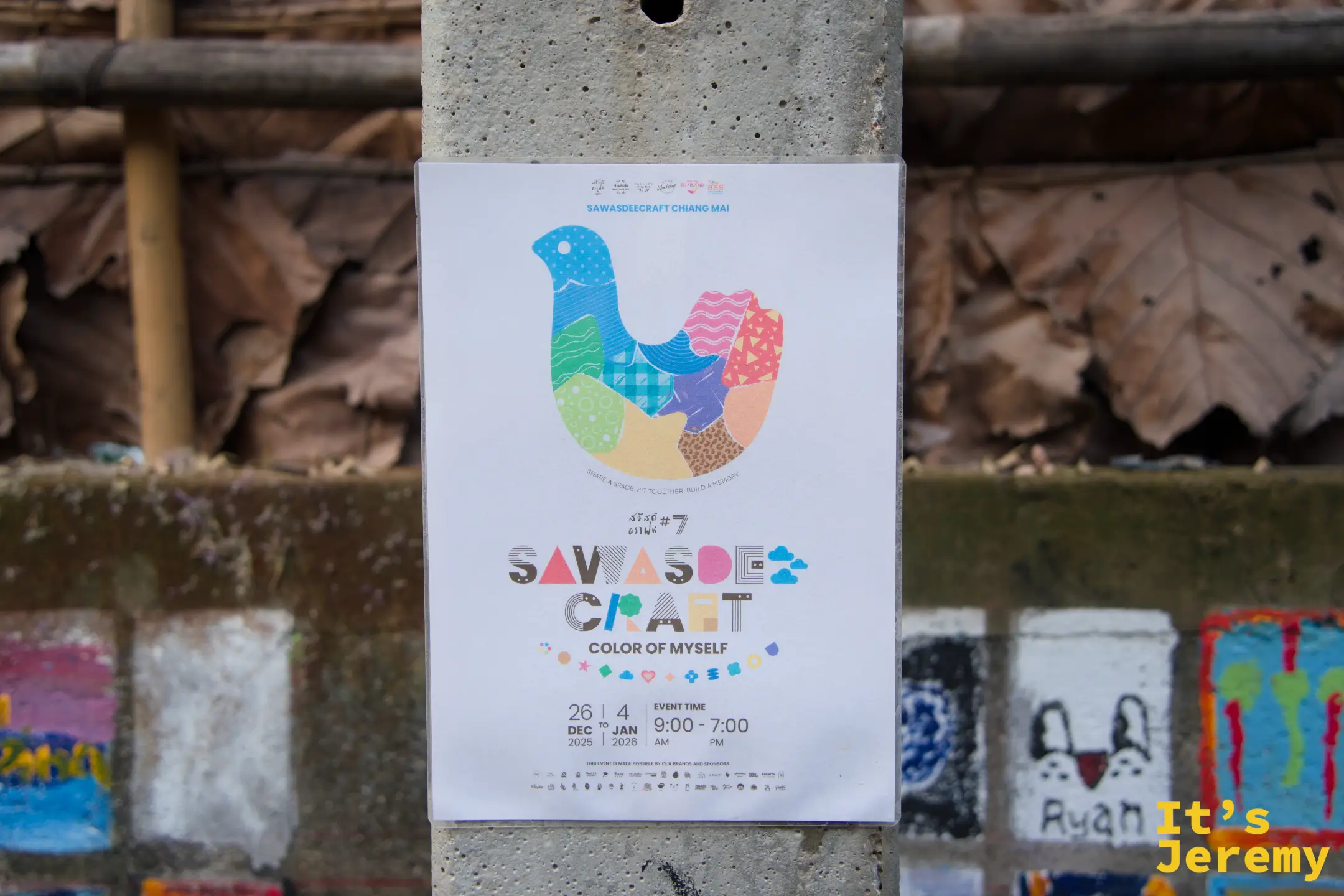 水泥柱上貼著「SAWASDEECRAFT #7 Color of Myself」活動海報，以拼色鳥形插圖為主視覺，活動日期 26 Dec 2025 - 4 Jan 2026
