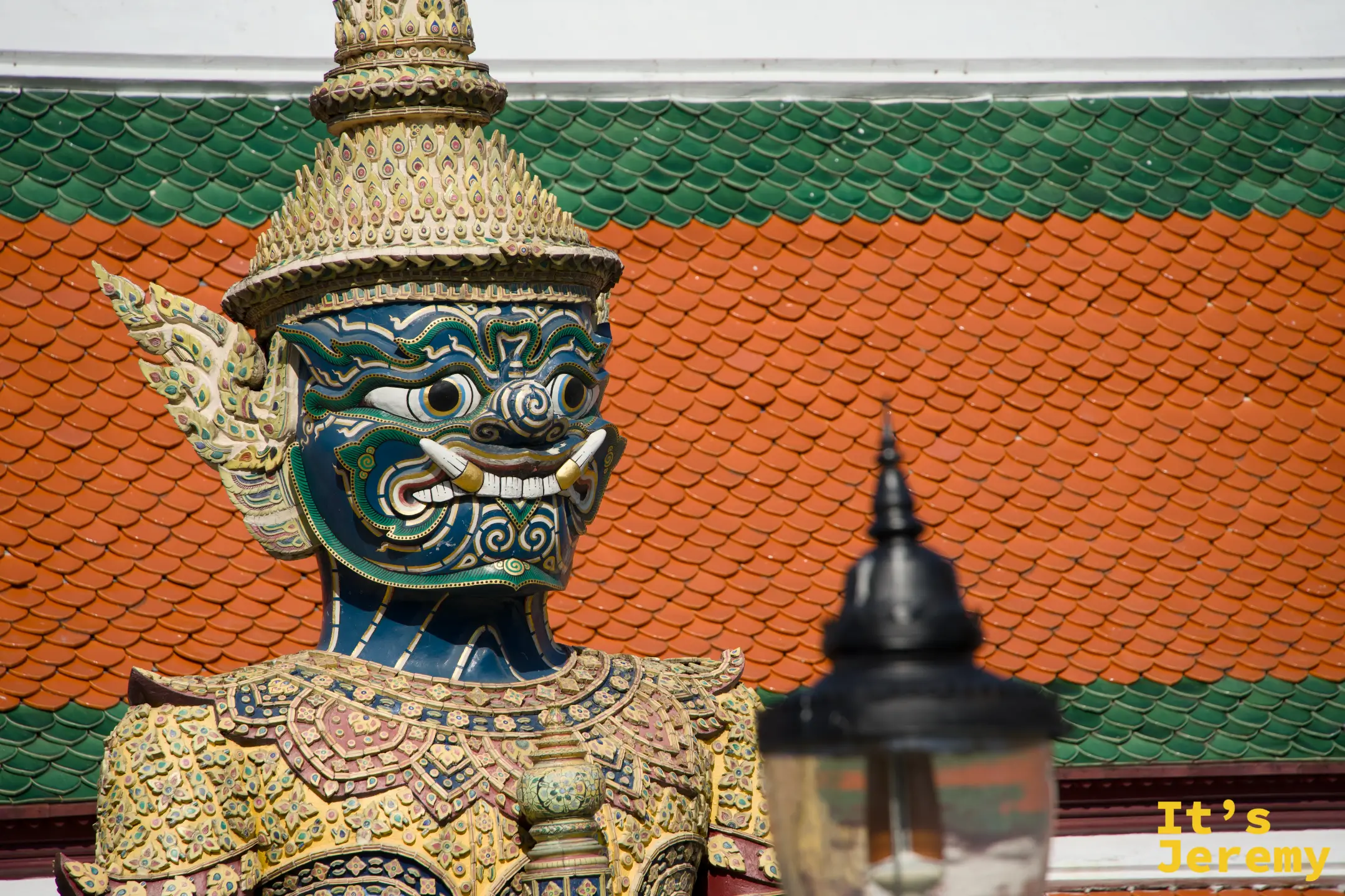 綠臉 Yaksha 中景，背後是橘綠琉璃瓦屋頂