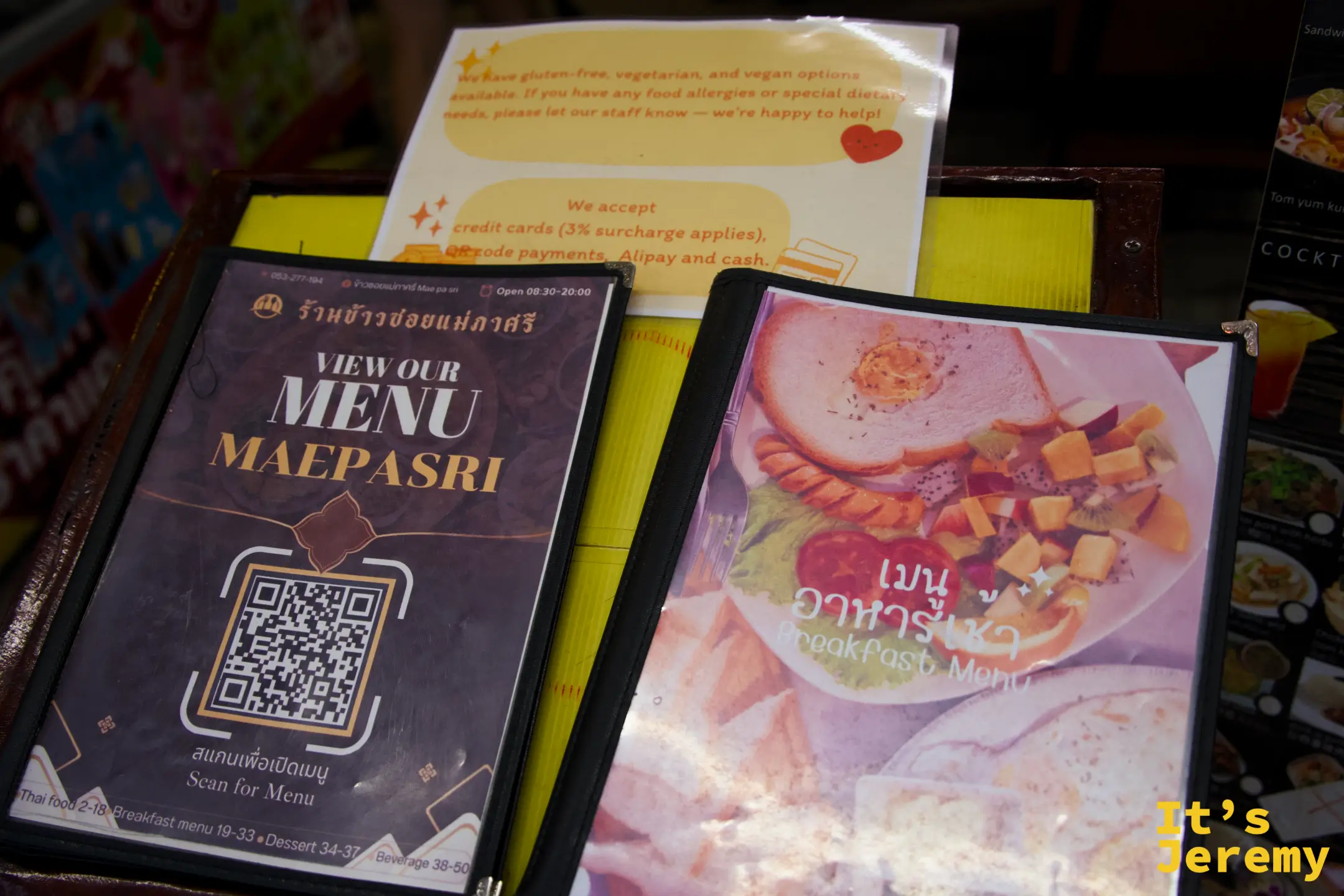 桌上的 MAEPASRI 菜單本，有 QR code 掃描菜單，說明接受信用卡（3% 手續費）、支付寶及現金