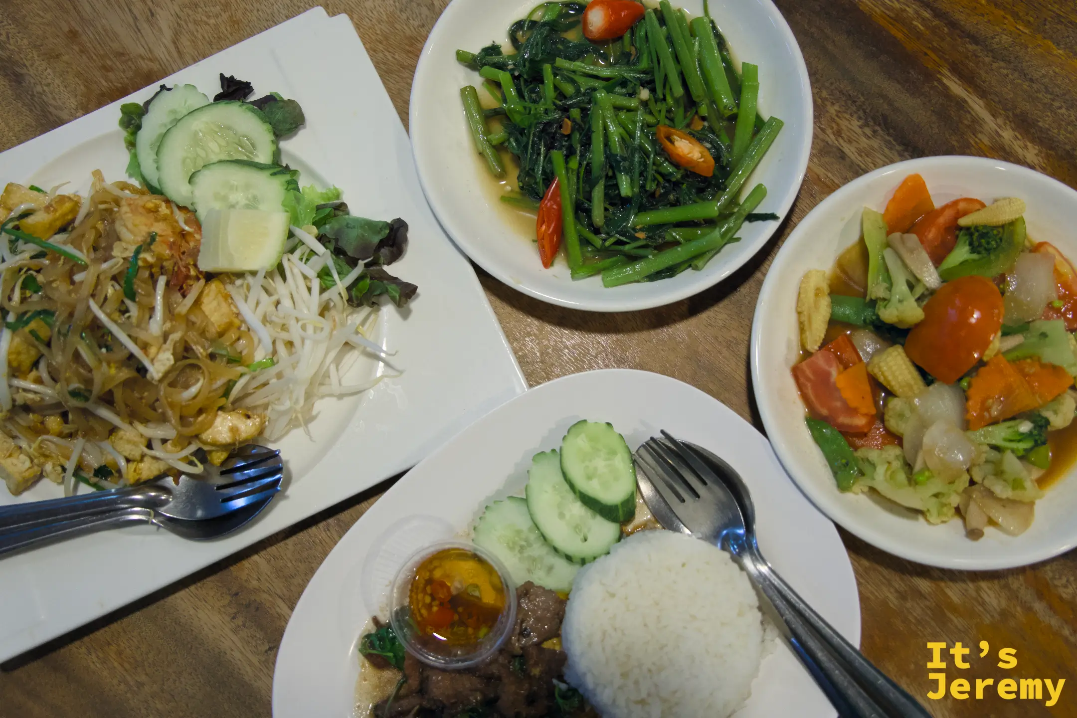 🇹🇭 清邁美食｜Mae Pa Sri ข้าวซอยแม่ภาศรี：39 泰銖一碟的古城家常味