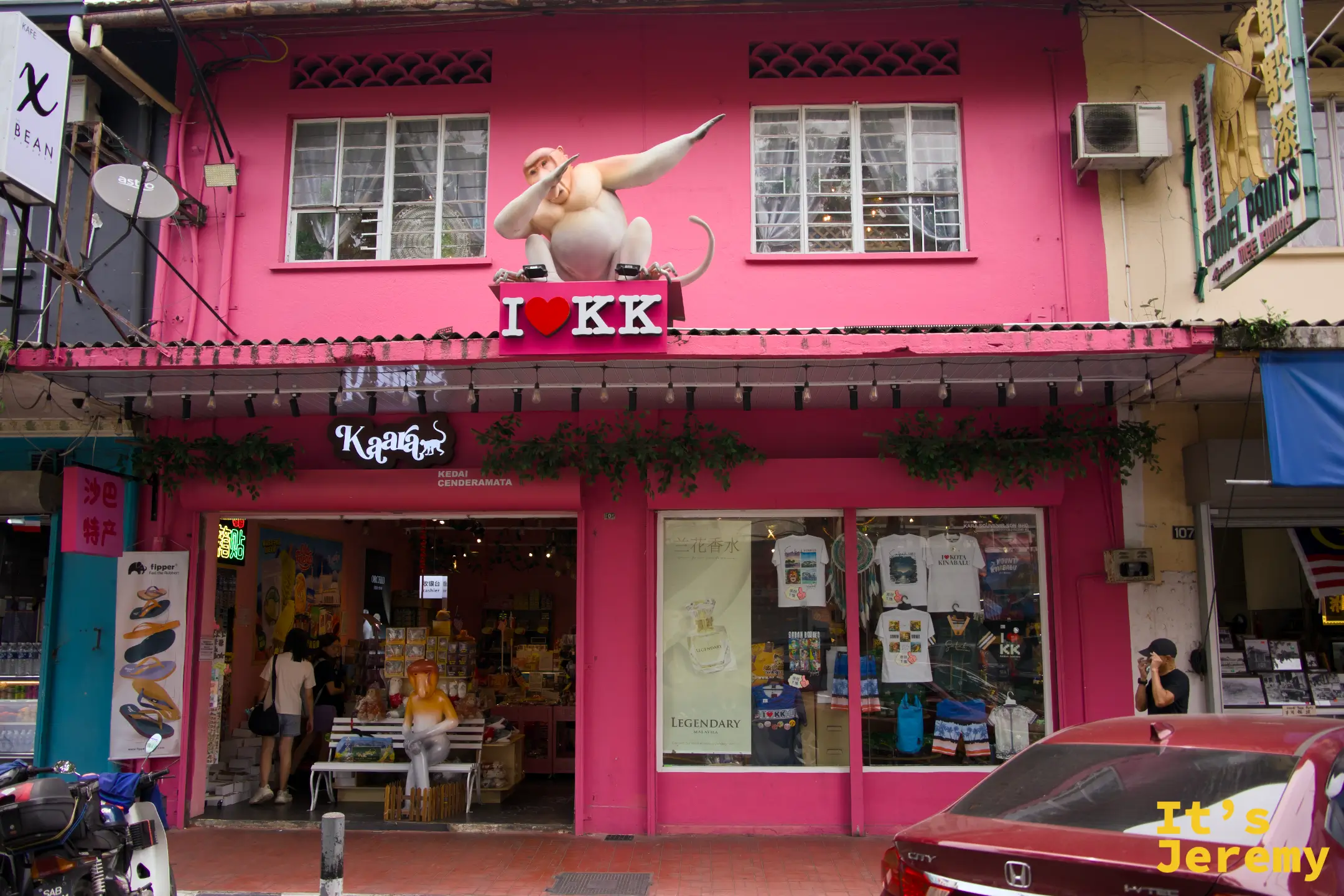 Kaala 紀念品店全景，粉紅建築外牆與 I ❤ KK 招牌