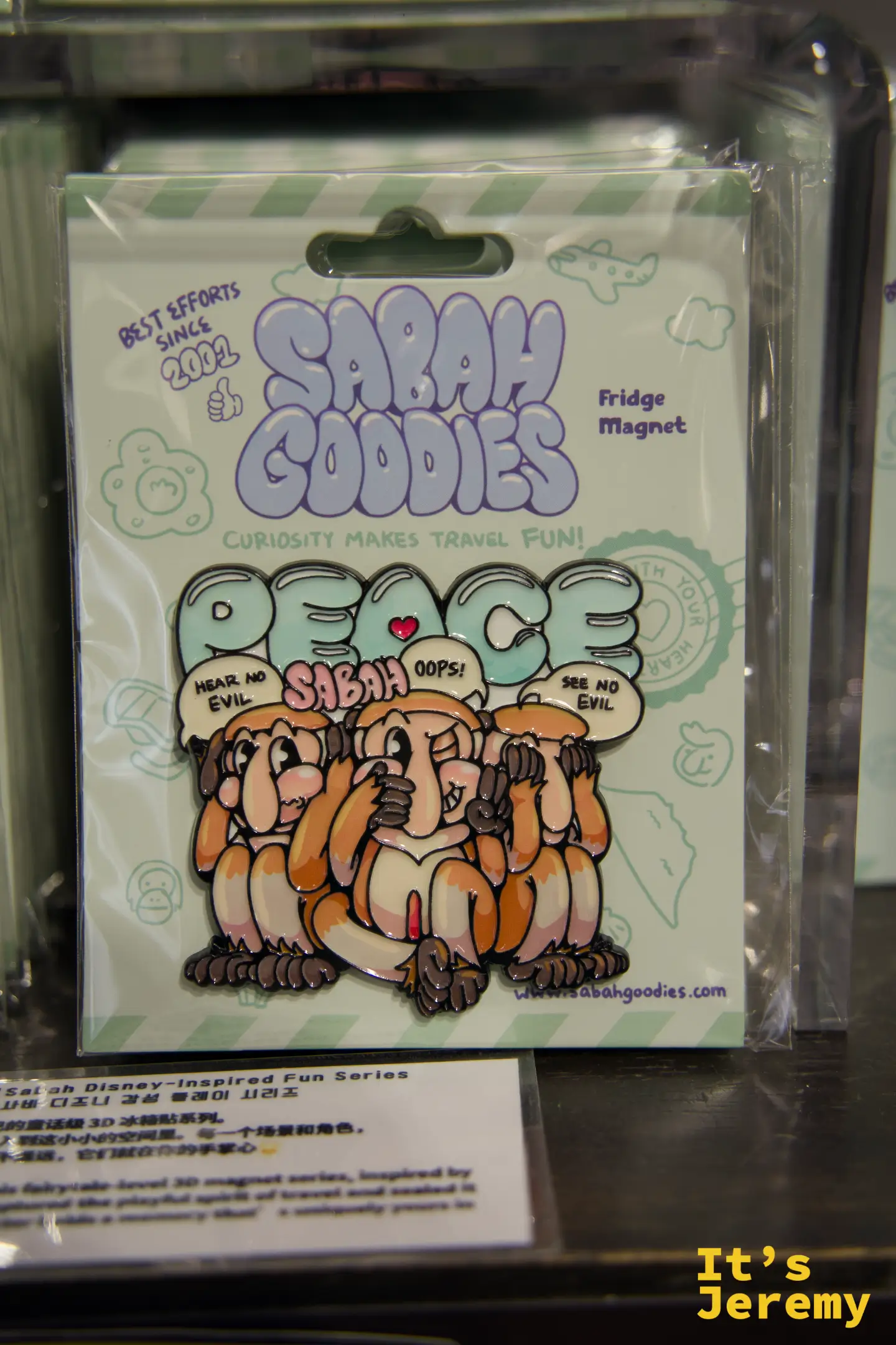 Sabah Goodies 品牌磁鐵，三隻長鼻猴做出非禮勿聽視言的造型，印著 SABAH PEACE