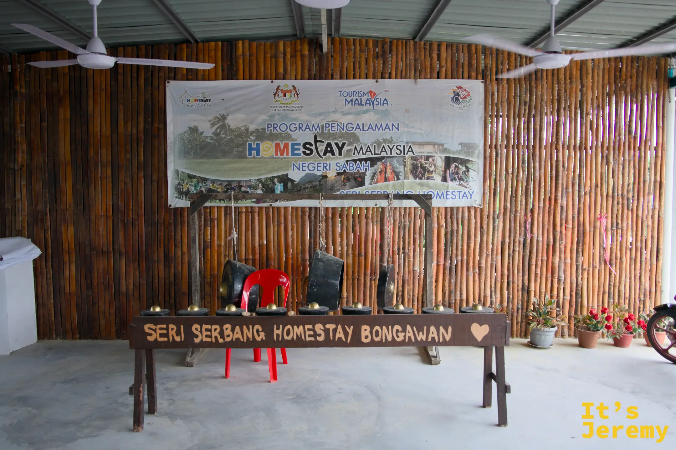 Seri Serbang Homestay Bongawan 室內布置，Homestay Malaysia 橫幅與甘美朗鐵鑼