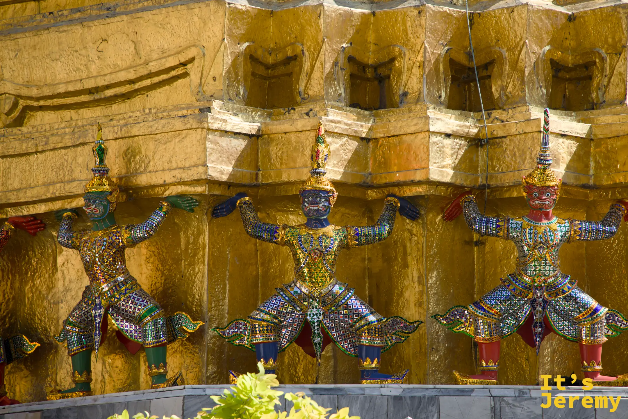 Phra Si Rattana Chedi 金塔基座的三尊彩色守護神，托起金色塔身