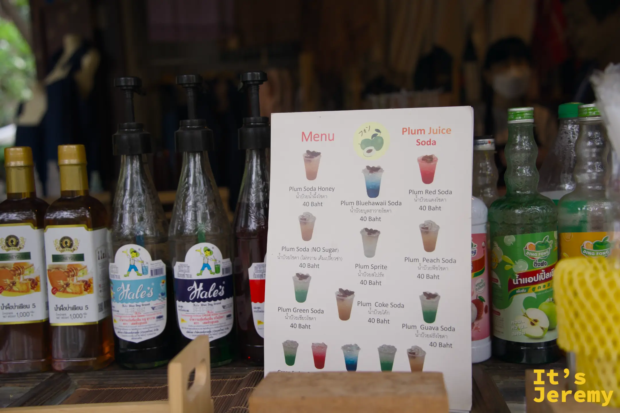 Plum Juice Soda 菜單立牌，列出蜂蜜、藍色夏威夷、紅蘇打等口味，每杯 40 泰銖