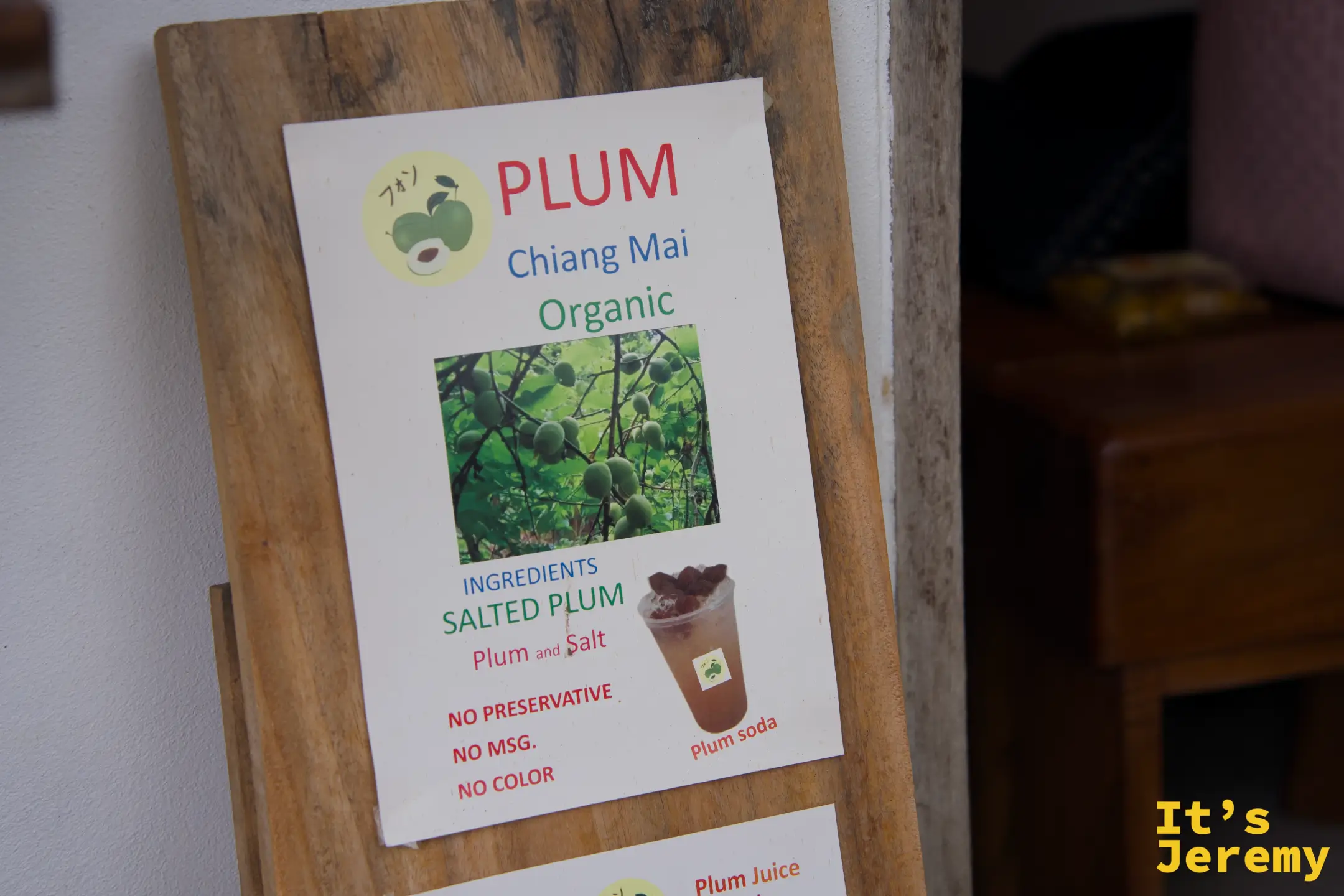 EDUMade 的 PLUM 介紹立牌，寫著清邁有機梅子製作、無防腐劑無味精無色素