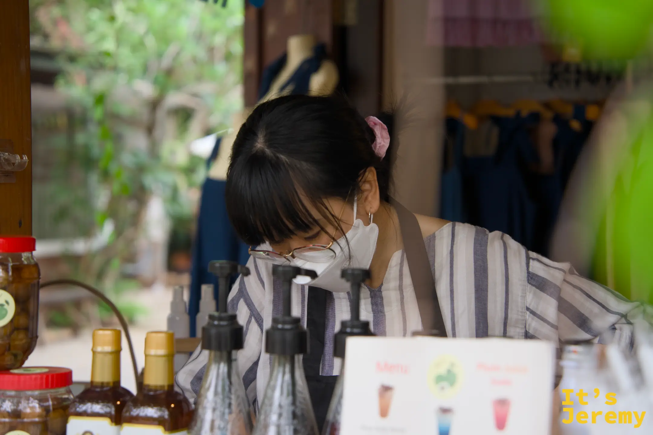 EDUMade 老闆娘低頭備料，檯面上擺著鹽漬梅罐、糖漿瓶與菜單立牌