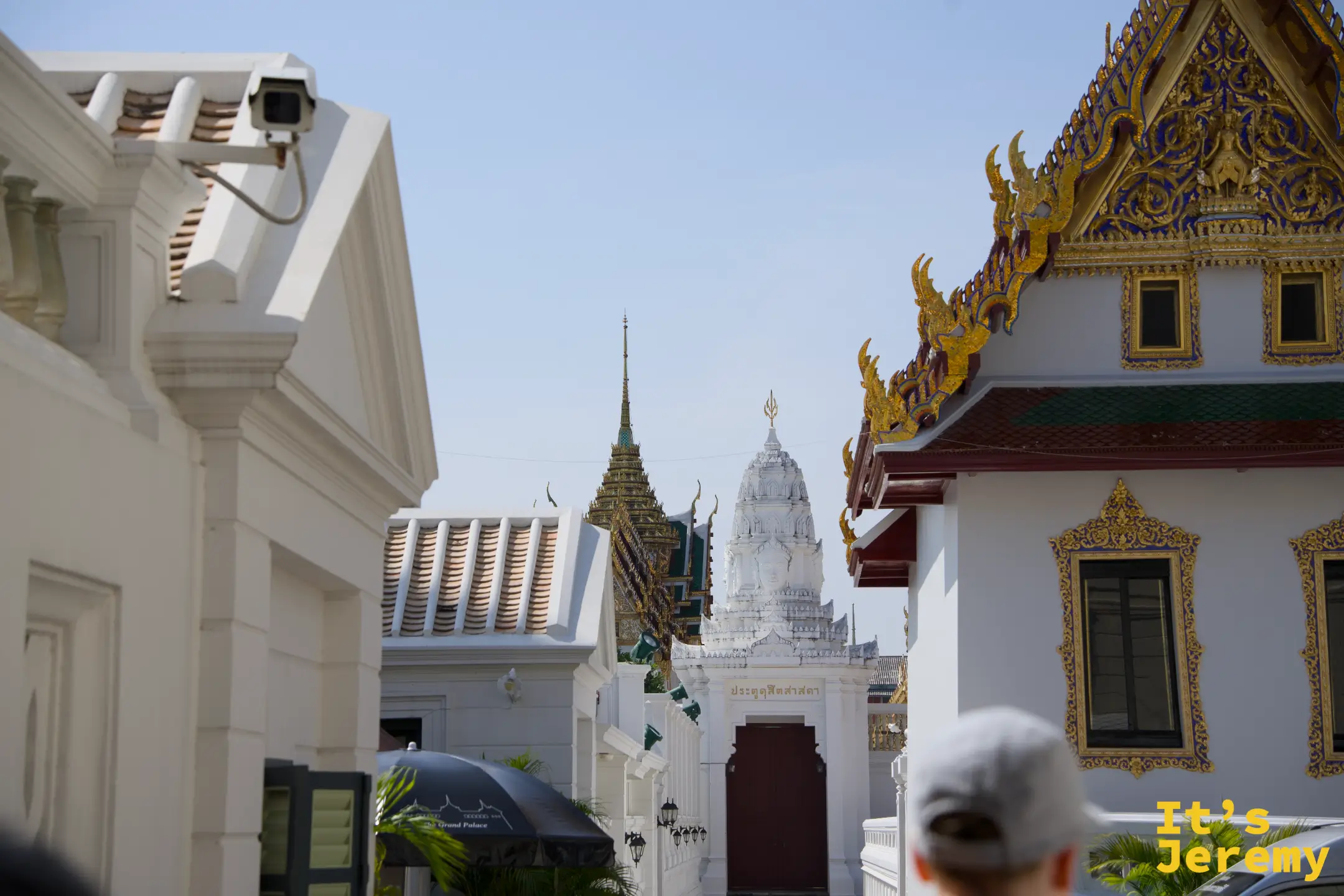 建築之間望出去的白色 Prasat 塔與大皇宮中宮區外殿
