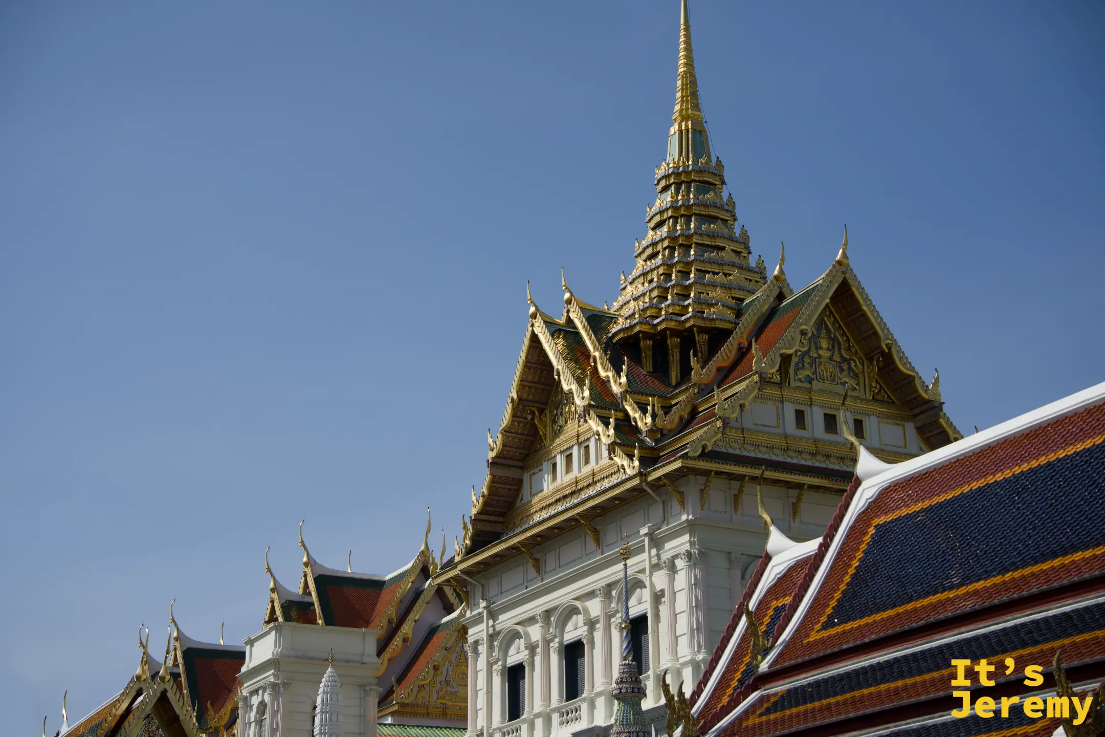 節基殿屋頂特寫：金色泰式 Prasat 尖頂與下層白色維多利亞風窗戶的混搭組合