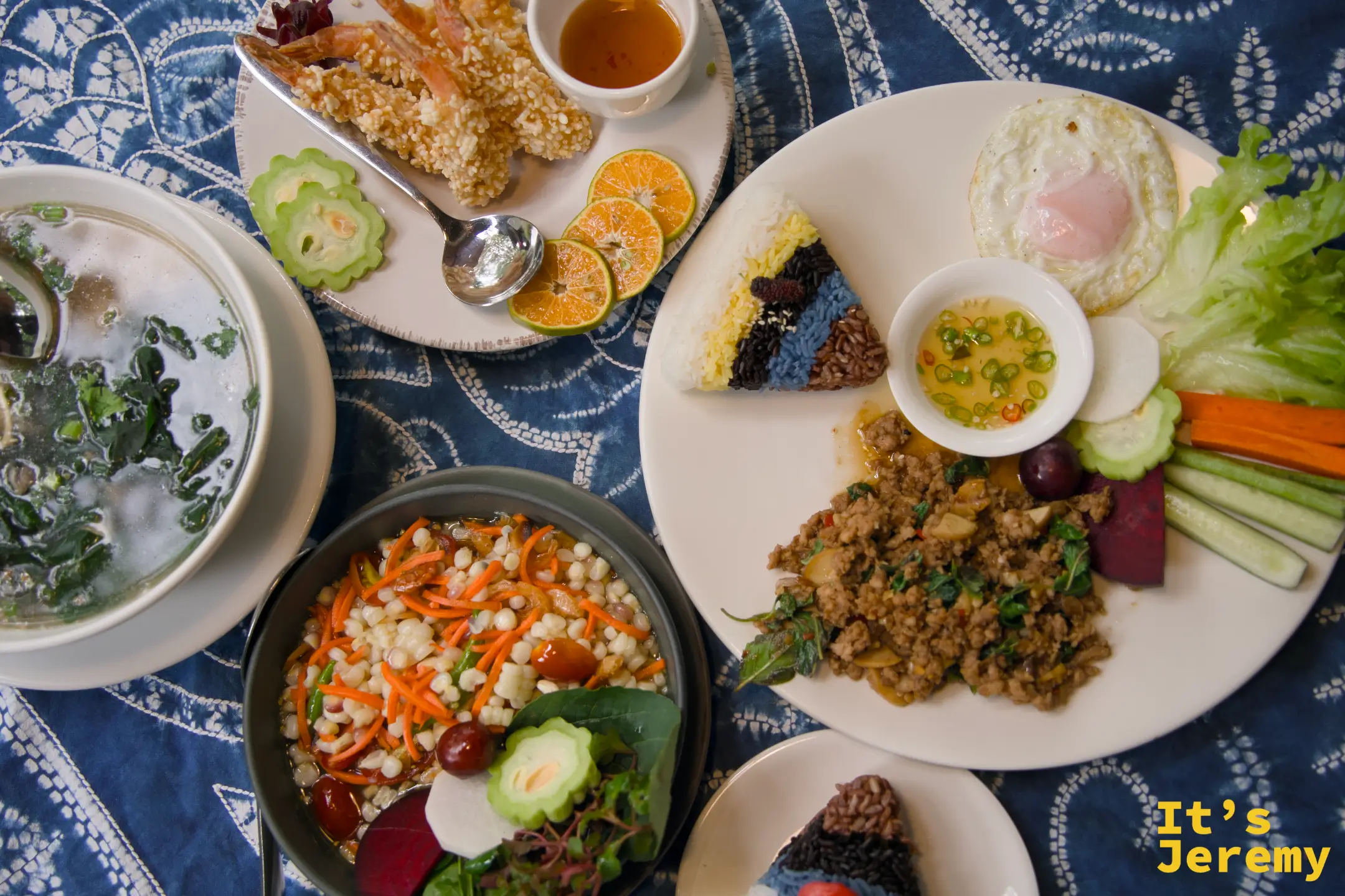 🇹🇭 清邁美食｜มีนา Meena Rice Based Cuisine：蓮花池畔的五色米飯，從打拋豬吃到椰奶紅寶石