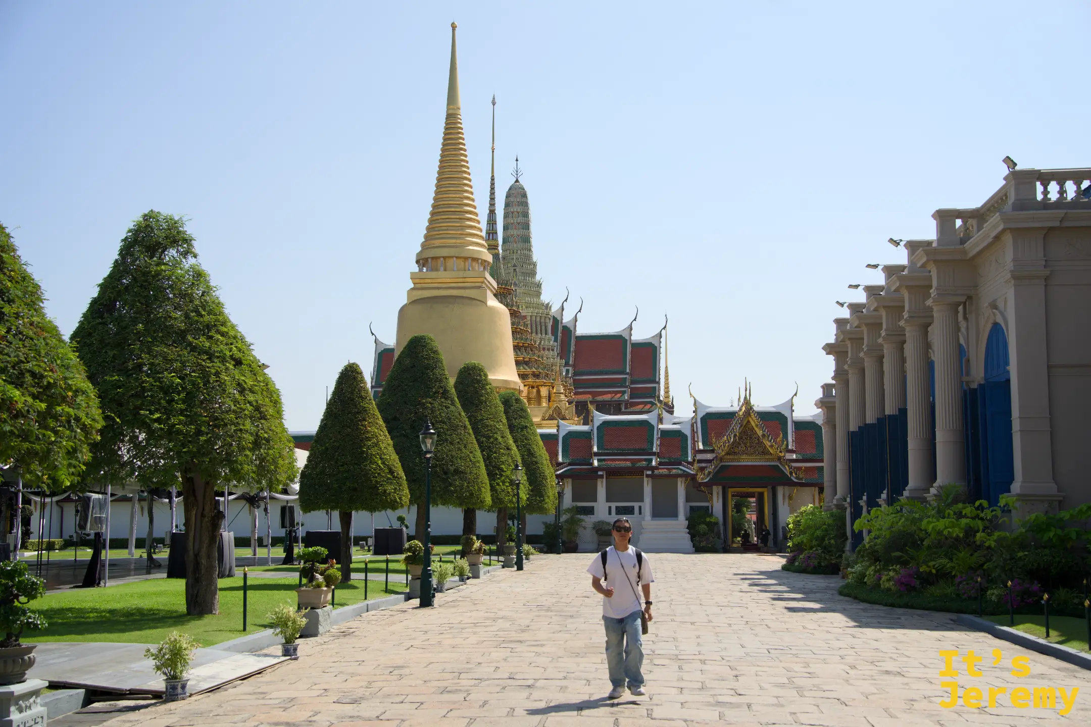 大皇宮園區中軸步道，背後是金色 Phra Si Rattana Chedi 與中軸線建築群