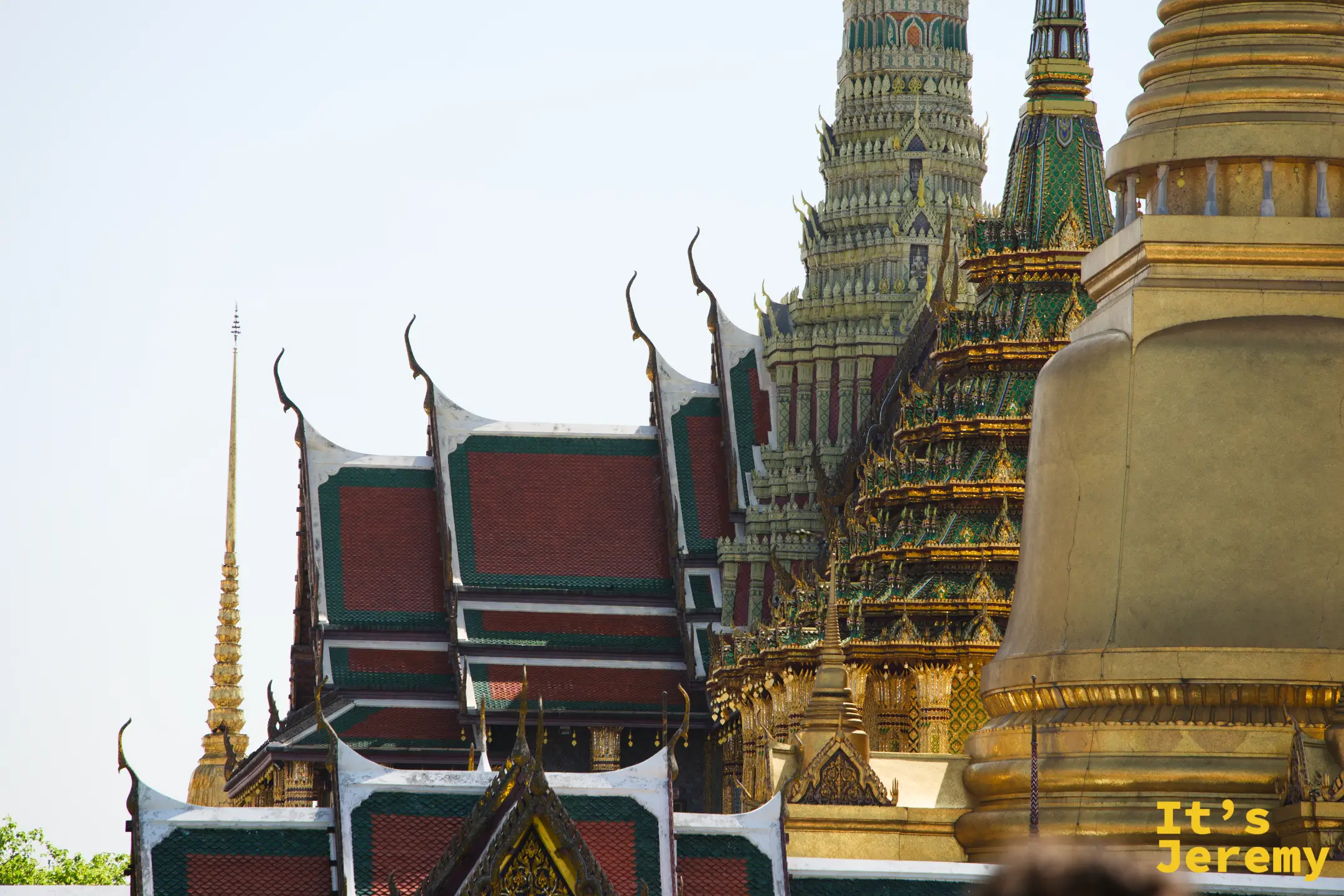 中軸線從另一個角度拍攝：主殿側面、Prasat Phra Thep Bidon 尖頂、金 Chedi 局部
