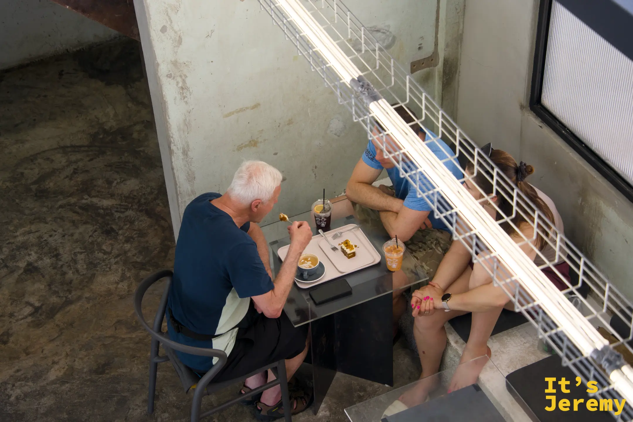 座位區一隅，客人桌上擺著拿鐵、冰飲與胡蘿蔔蛋糕