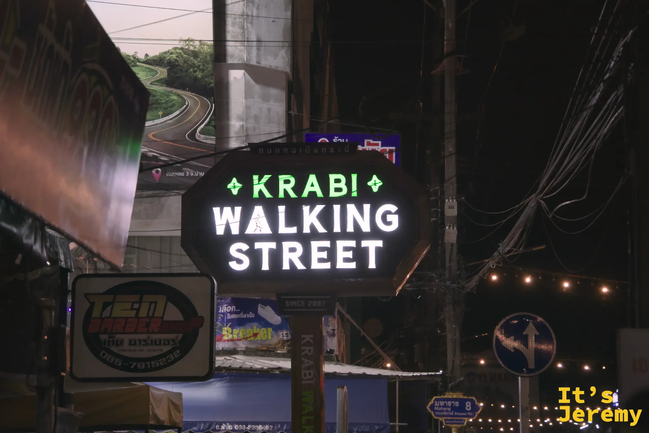 🇹🇭 喀比景點｜喀比夜市 Krabi Walking Street：船麵、沙爹與街頭歌聲，喀比鎮人自己的週末夜