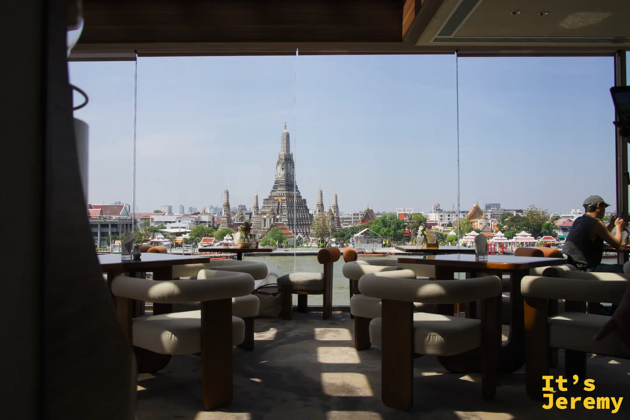 TYME Restaurant 靠窗座位區：米色圓椅、木桌、鄭王廟全景