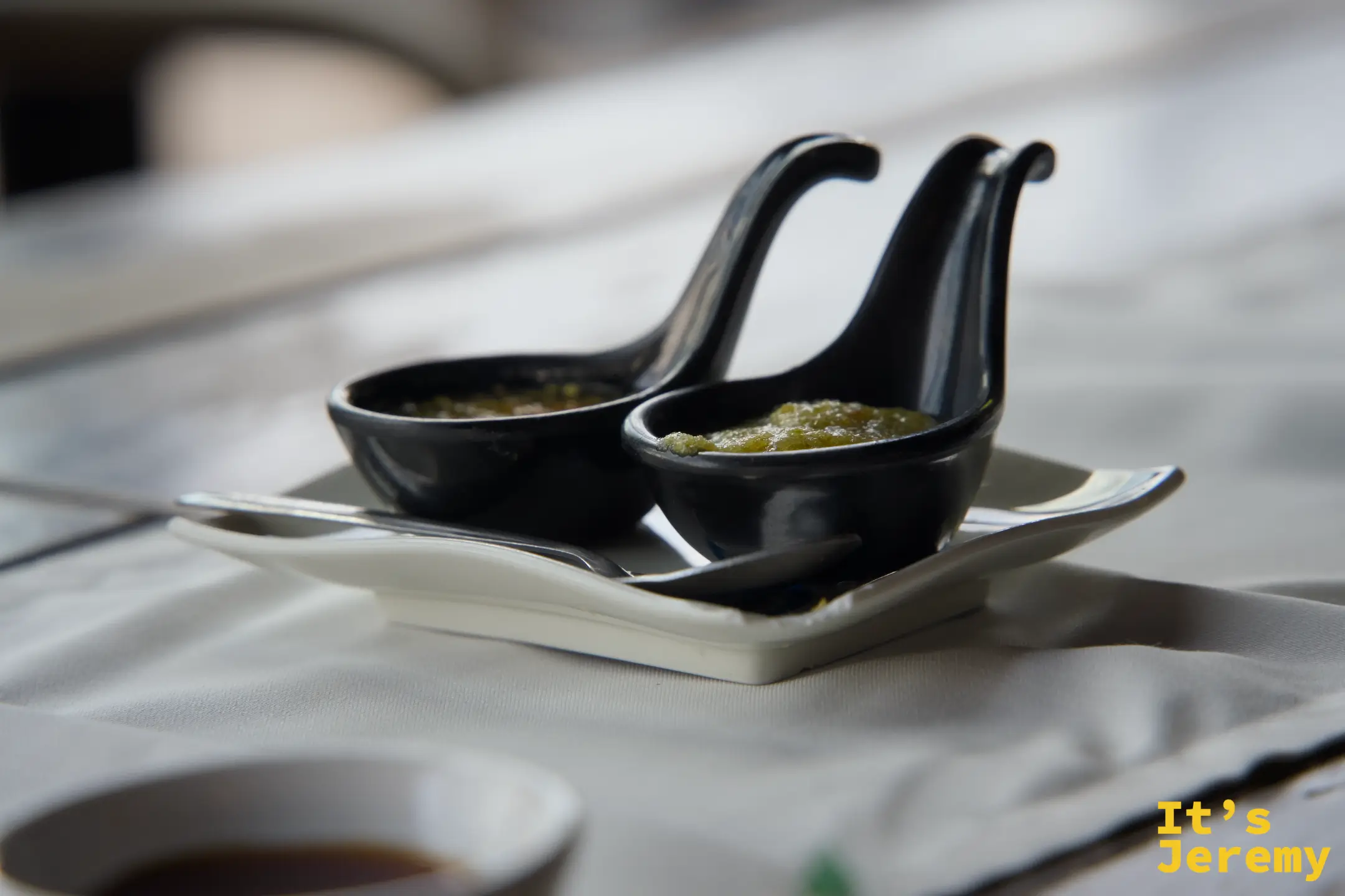桌上的調味醬料，黑色湯匙造型小碗