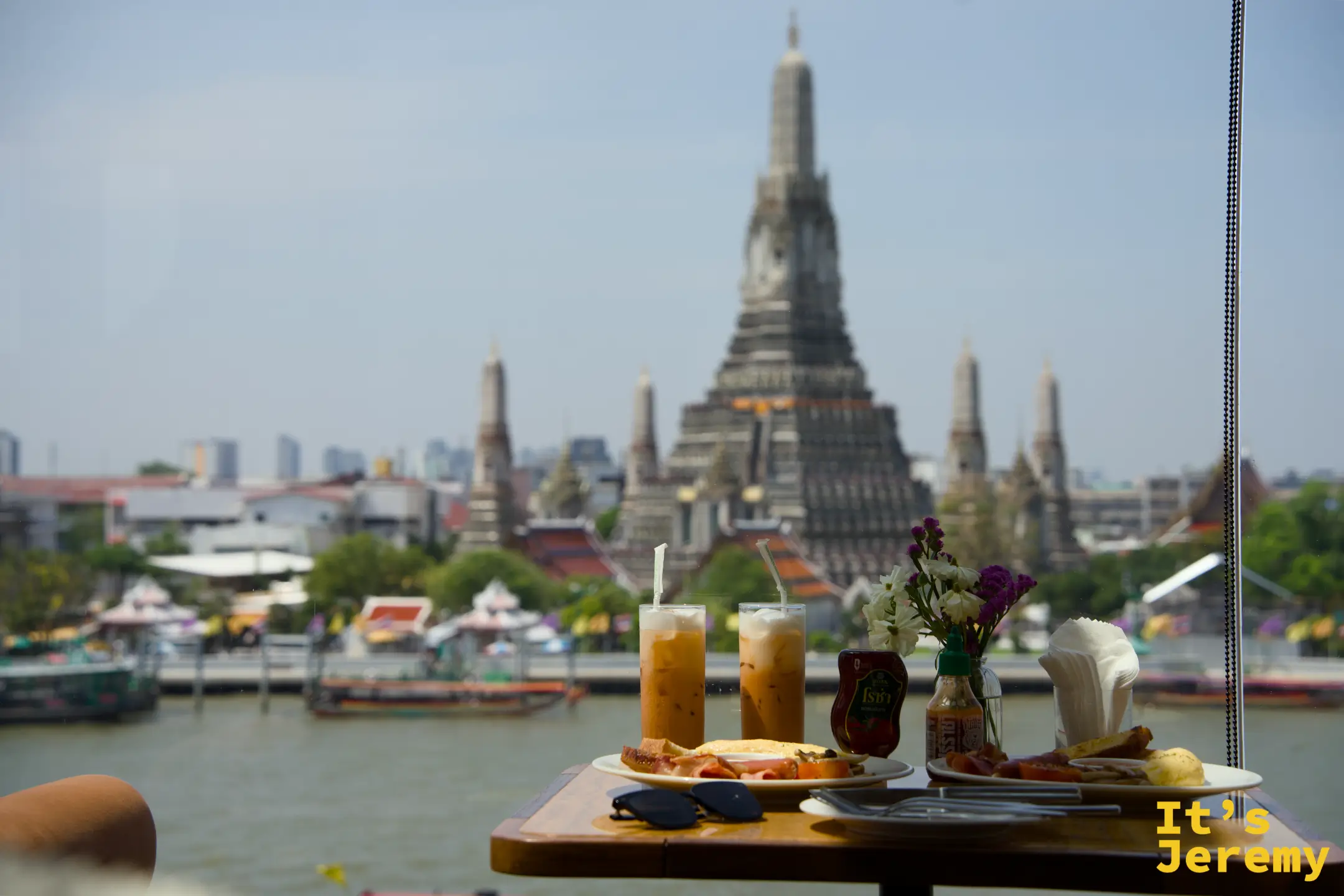 🇹🇭 曼谷美食｜TYME Restaurant：鄭王廟正對岸的窗景早午餐，把黎明之塔擺進歐姆蛋旁邊