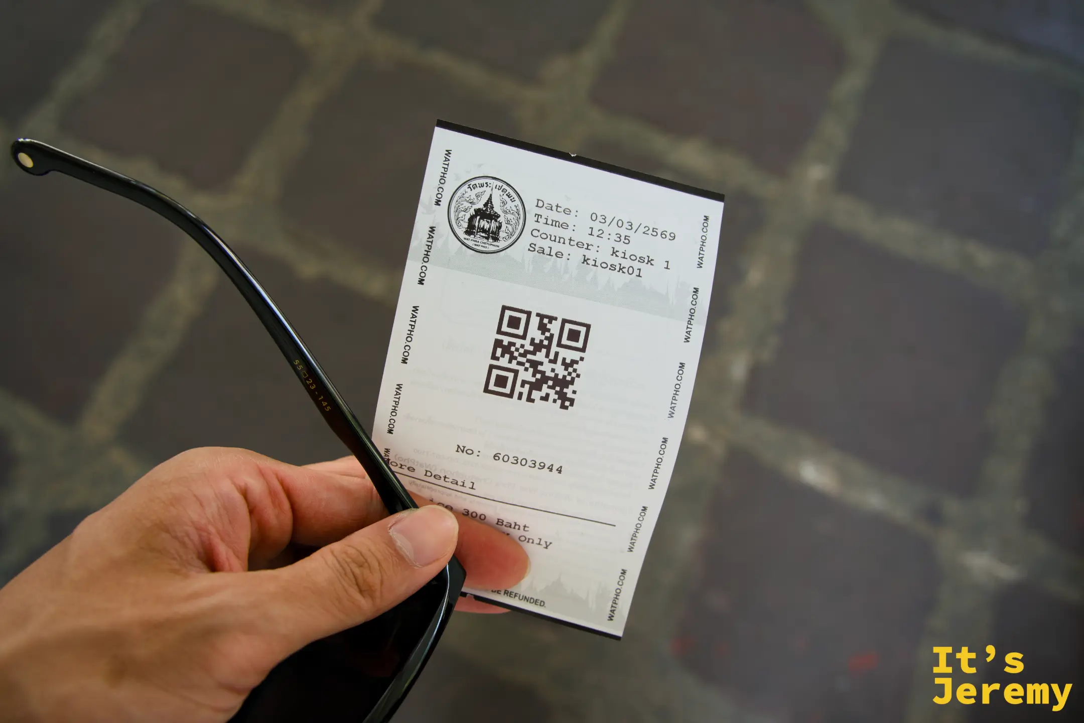 臥佛寺門票實體，300 銖、QR Code、編號完整