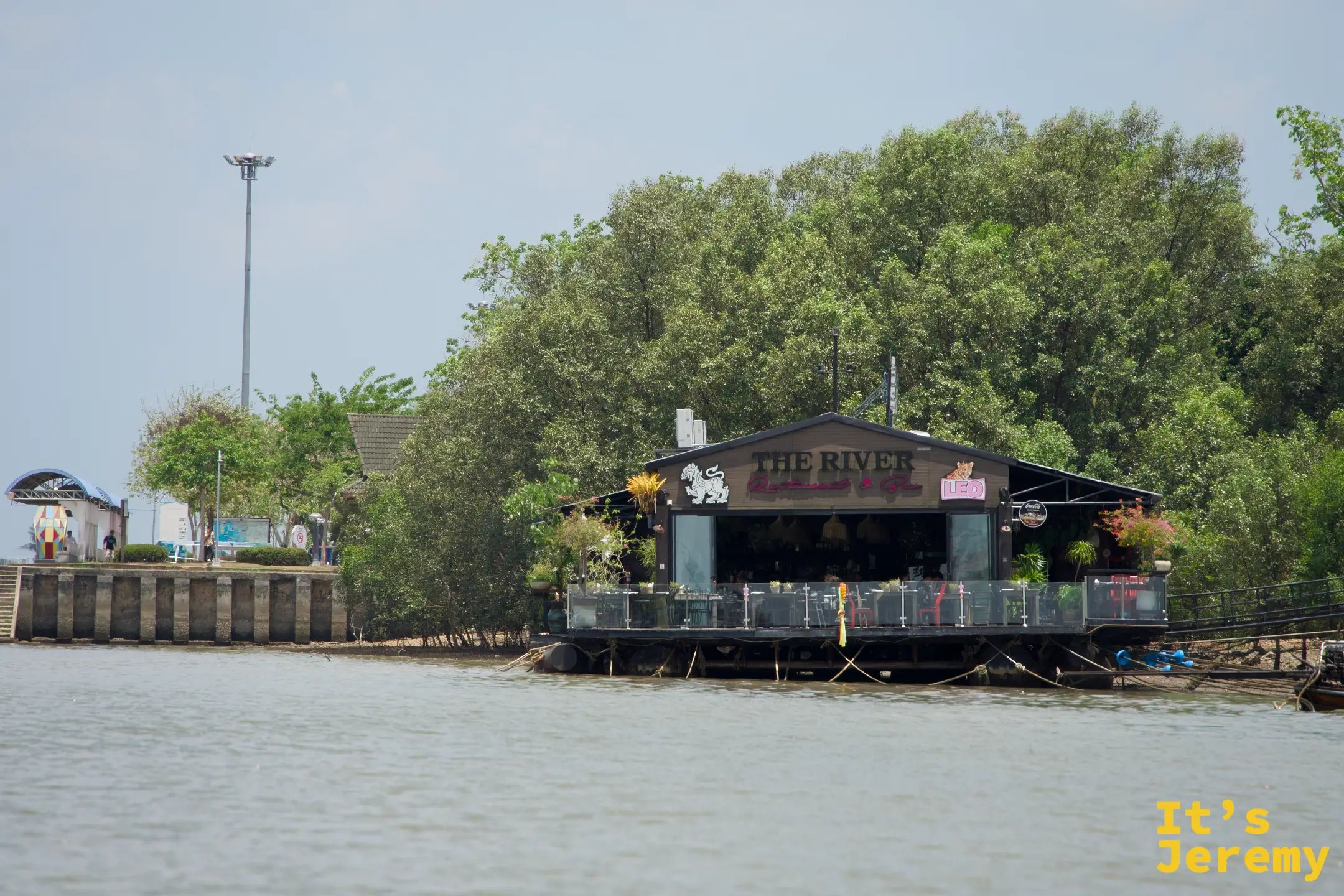 從水面上看 The River 整棟建築，平台架在喀比河口上