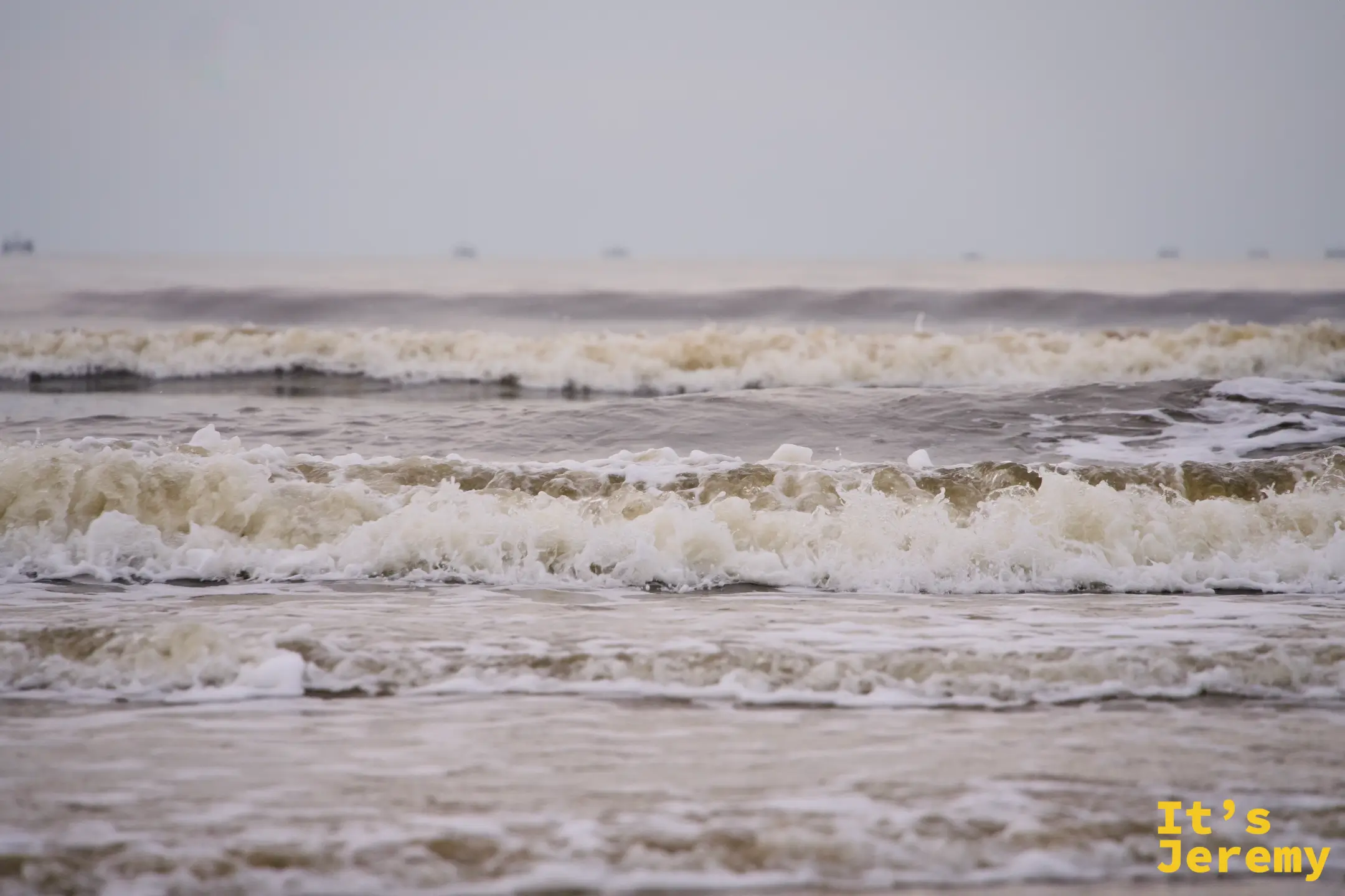 海浪拍打沙灘