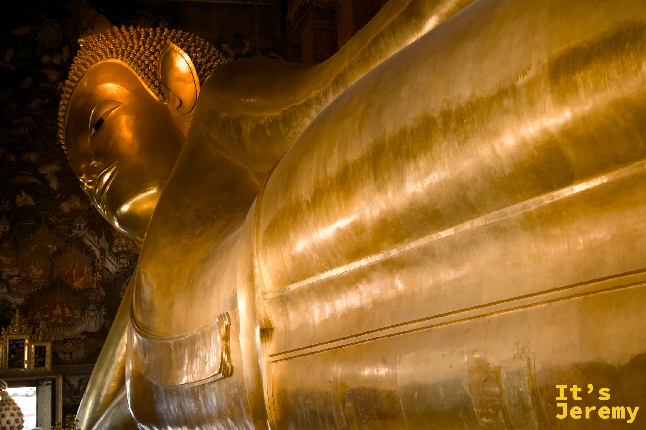 🇹🇭 曼谷景點｜臥佛寺 Wat Pho 完整攻略：46 公尺金身臥佛、108 螺鈿腳印與泰式按摩起源地